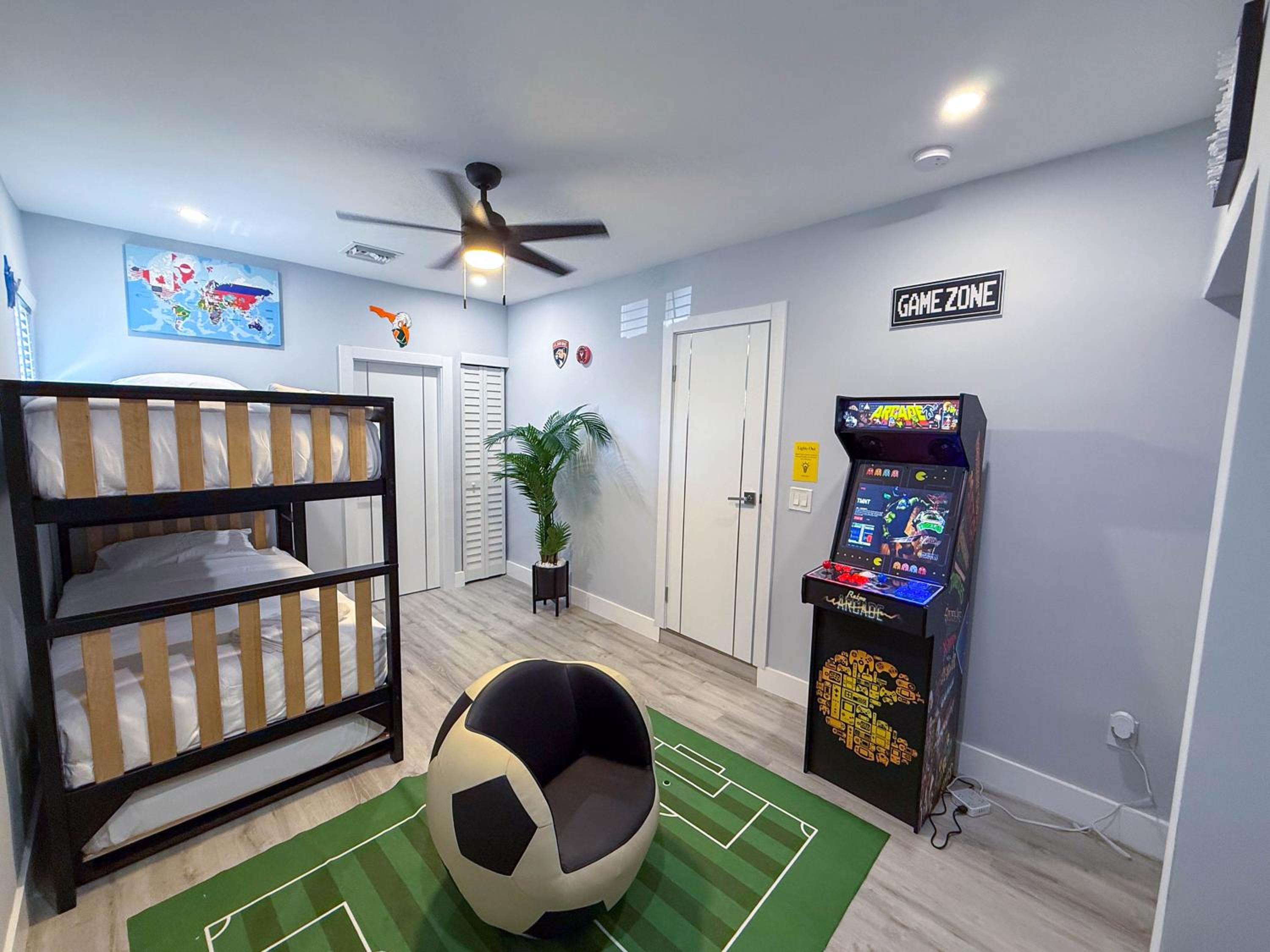 The LuxeLanding MIA- Swimming pool, Oasis Lounge, Mini Golf, BBQ and Hibachi Grill , and Outdoor Games