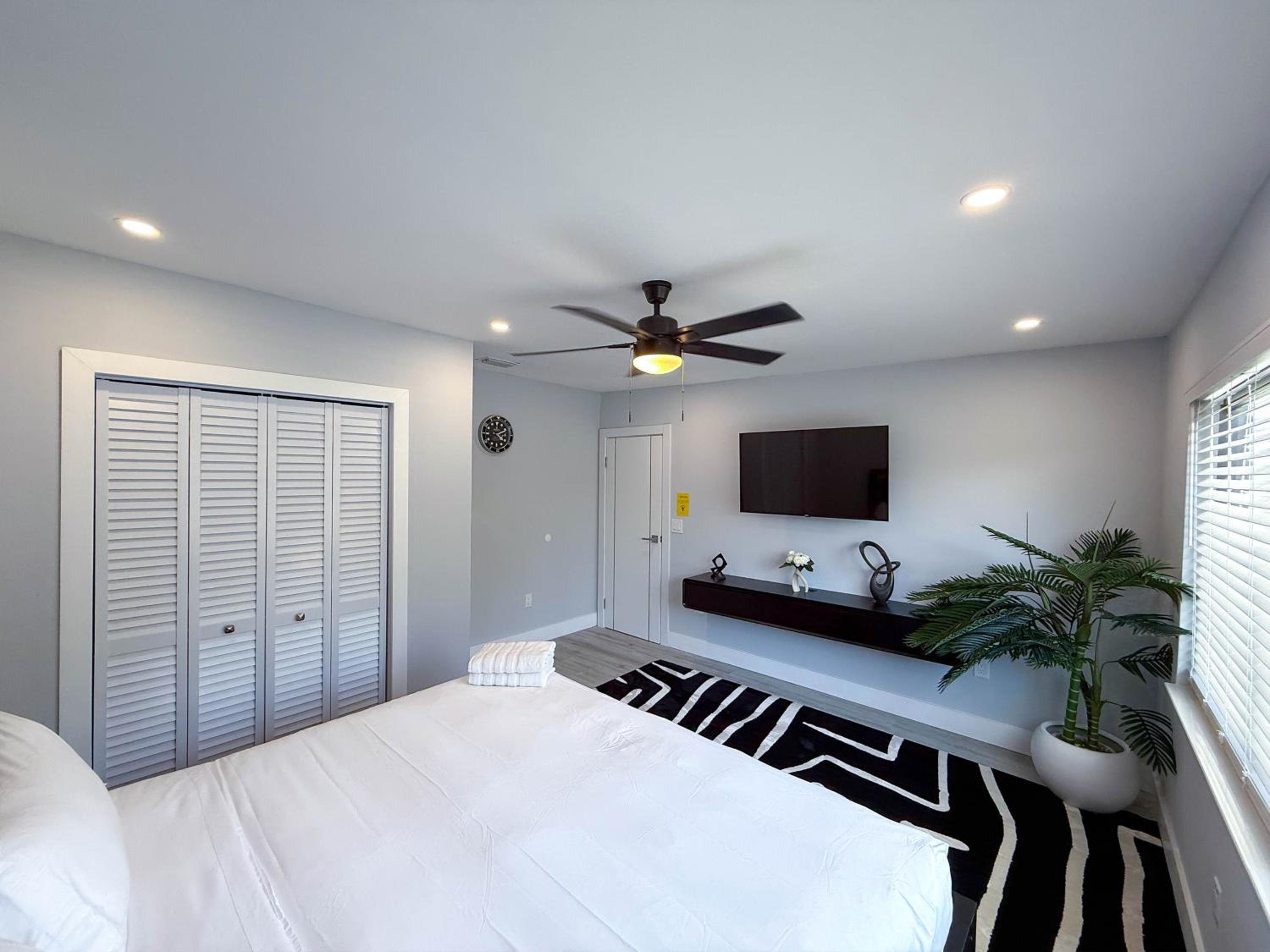 The LuxeLanding MIA- Swimming pool, Oasis Lounge, Mini Golf, BBQ and Hibachi Grill , and Outdoor Games