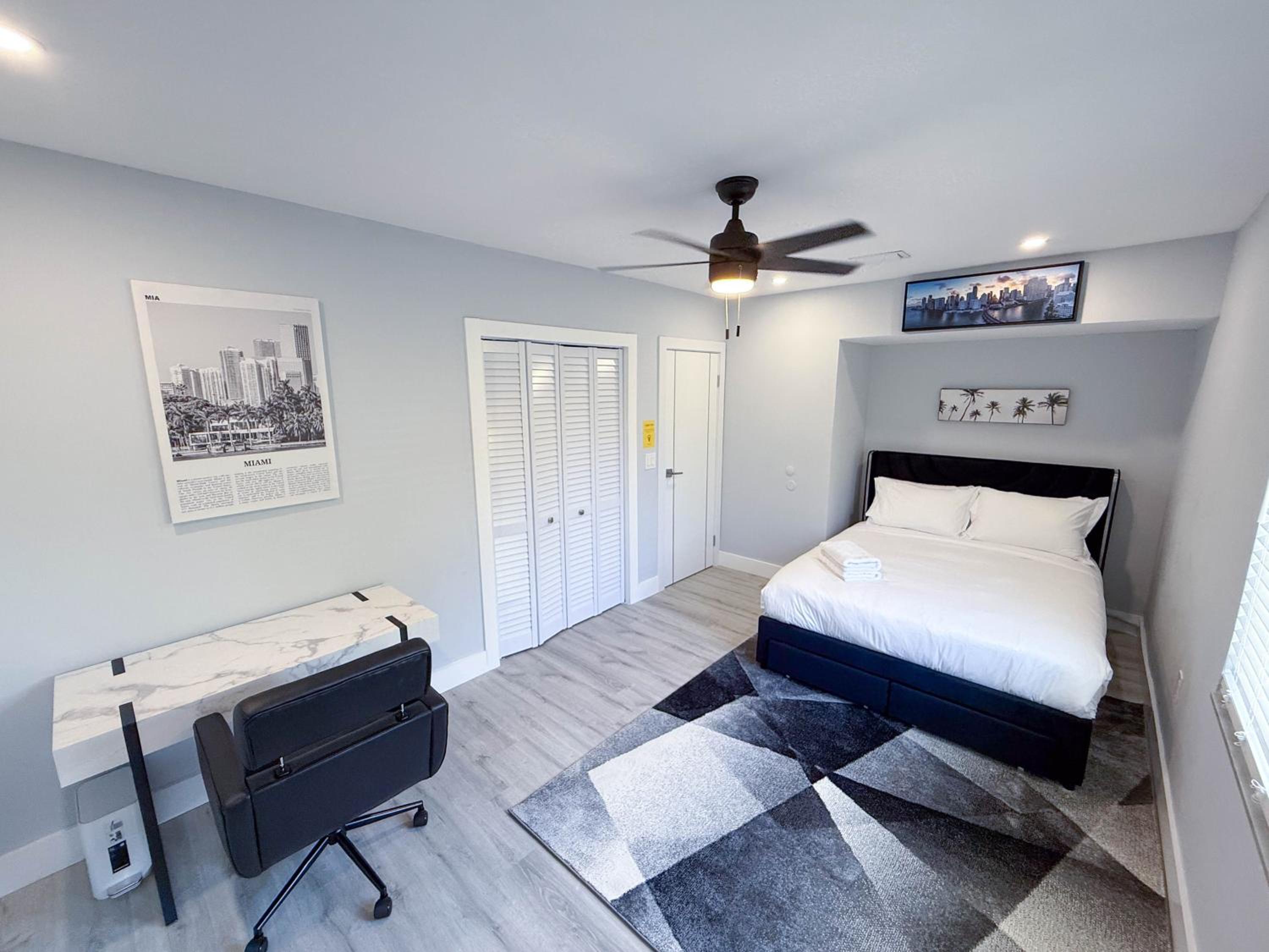 The LuxeLanding MIA- Swimming pool, Oasis Lounge, Mini Golf, BBQ and Hibachi Grill , and Outdoor Games