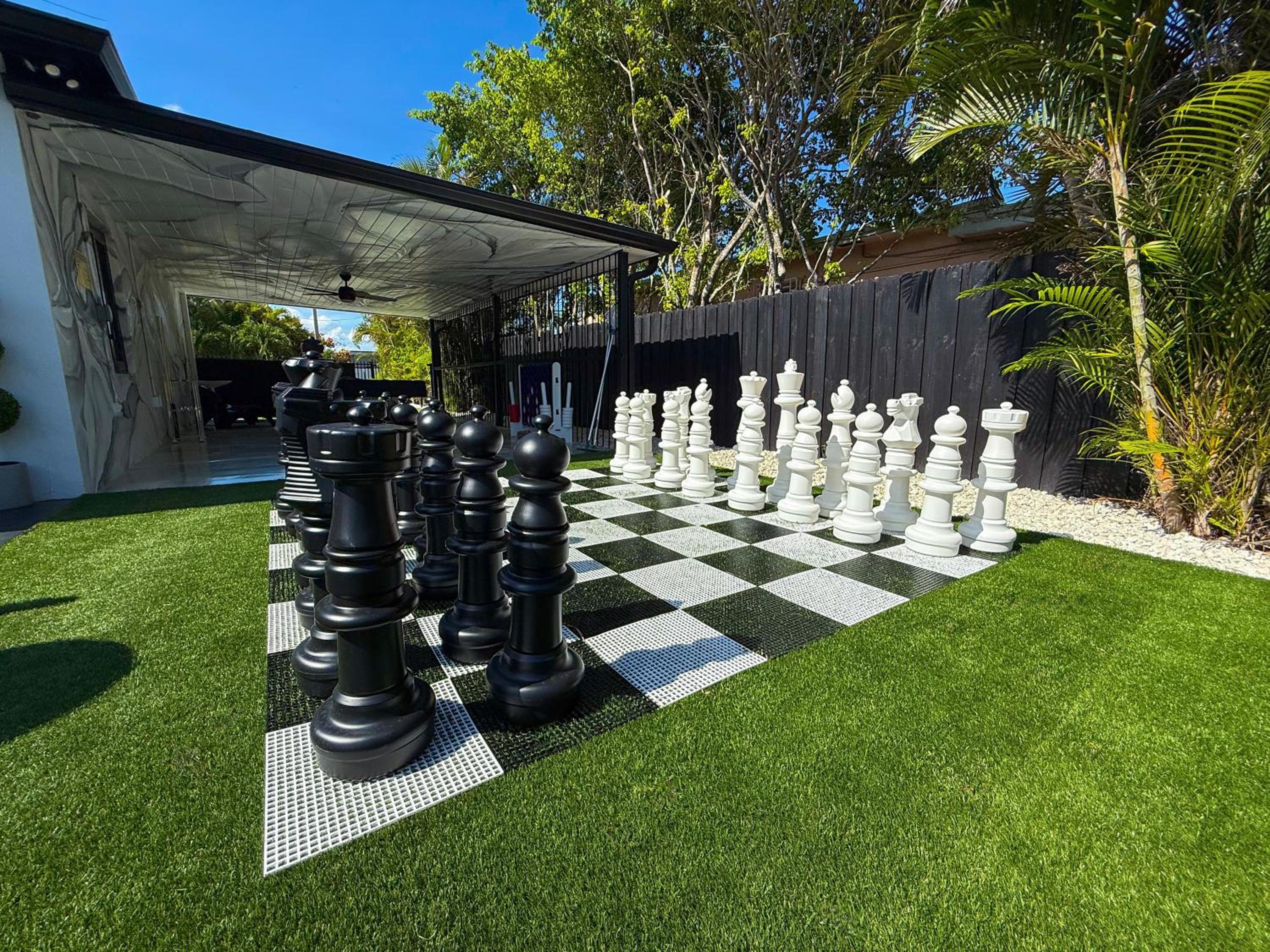 The LuxeLanding MIA- Swimming pool, Oasis Lounge, Mini Golf, BBQ and Hibachi Grill , and Outdoor Games
