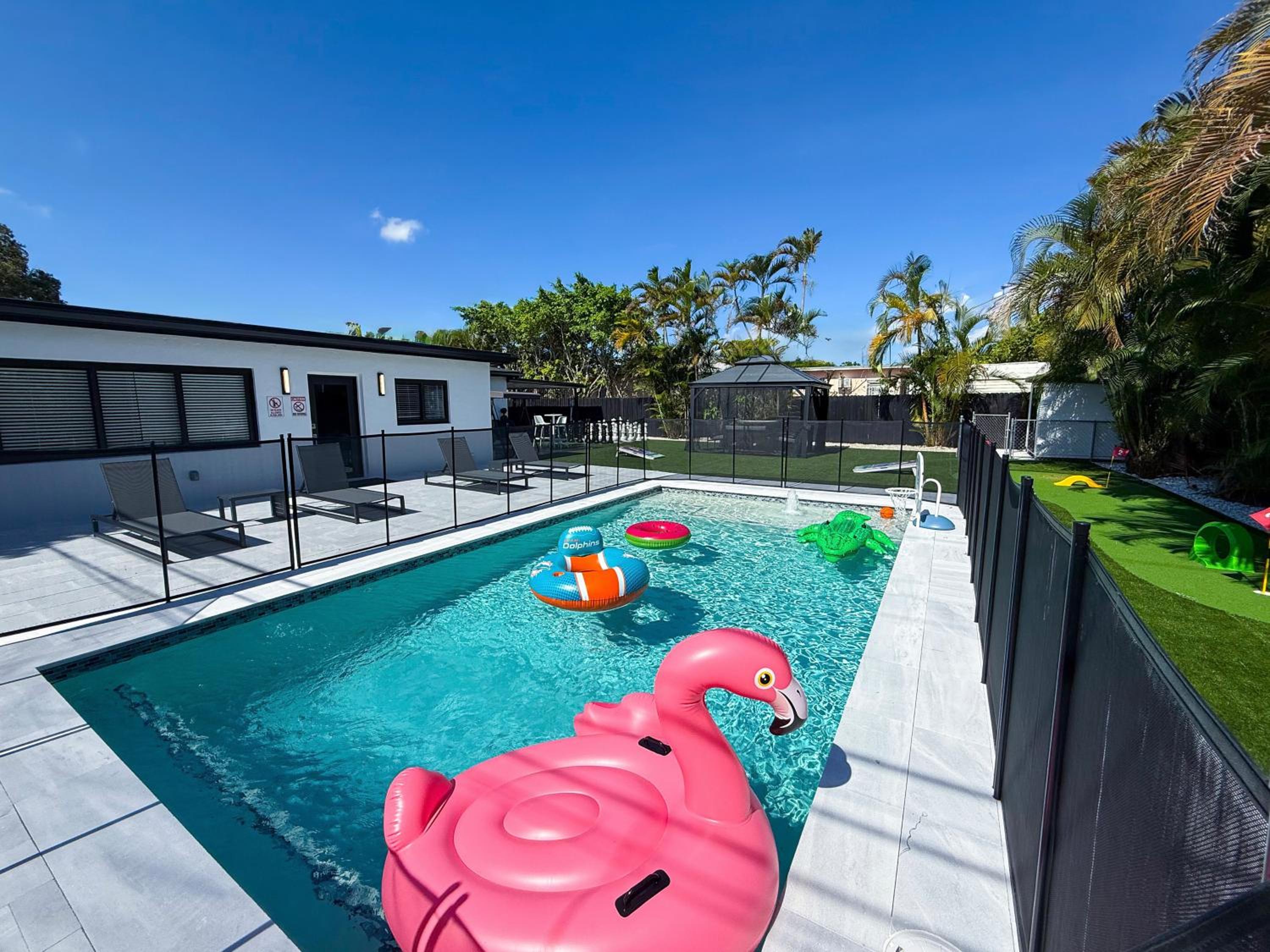 The LuxeLanding MIA- Swimming pool, Oasis Lounge, Mini Golf, BBQ and Hibachi Grill , and Outdoor Games