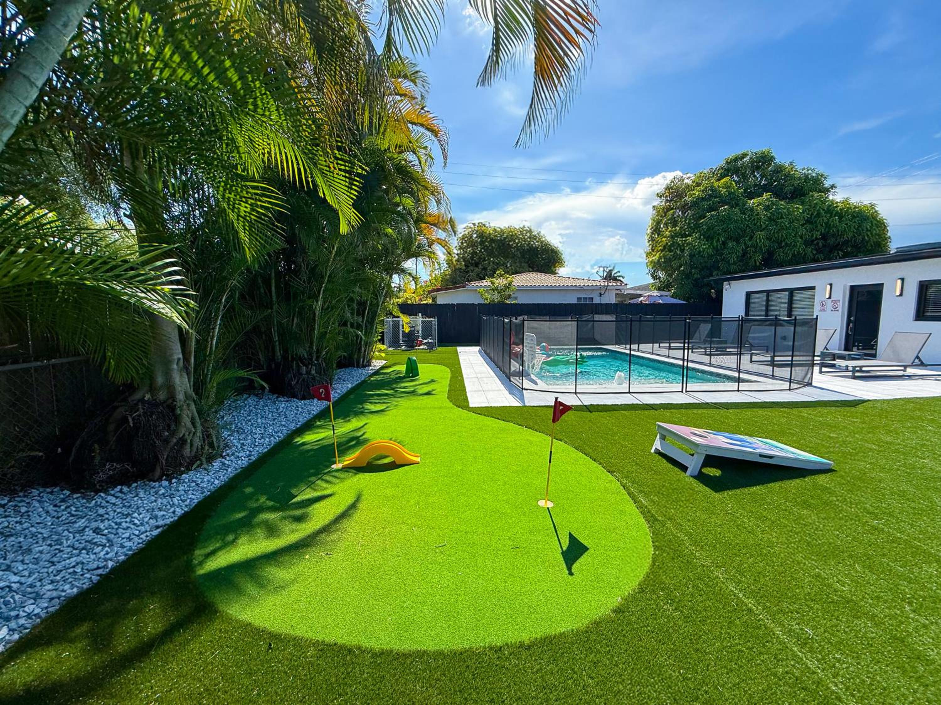 The LuxeLanding MIA- Swimming pool, Oasis Lounge, Mini Golf, BBQ and Hibachi Grill , and Outdoor Games