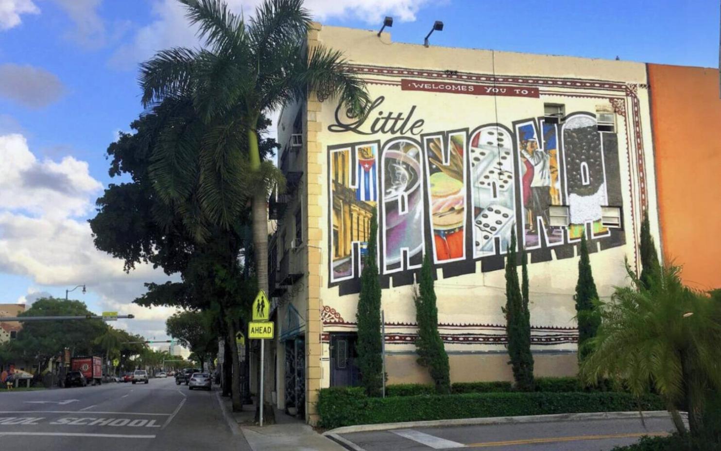 The LuxeLanding MIA- Swimming pool, Oasis Lounge, Mini Golf, BBQ and Hibachi Grill , and Outdoor Games