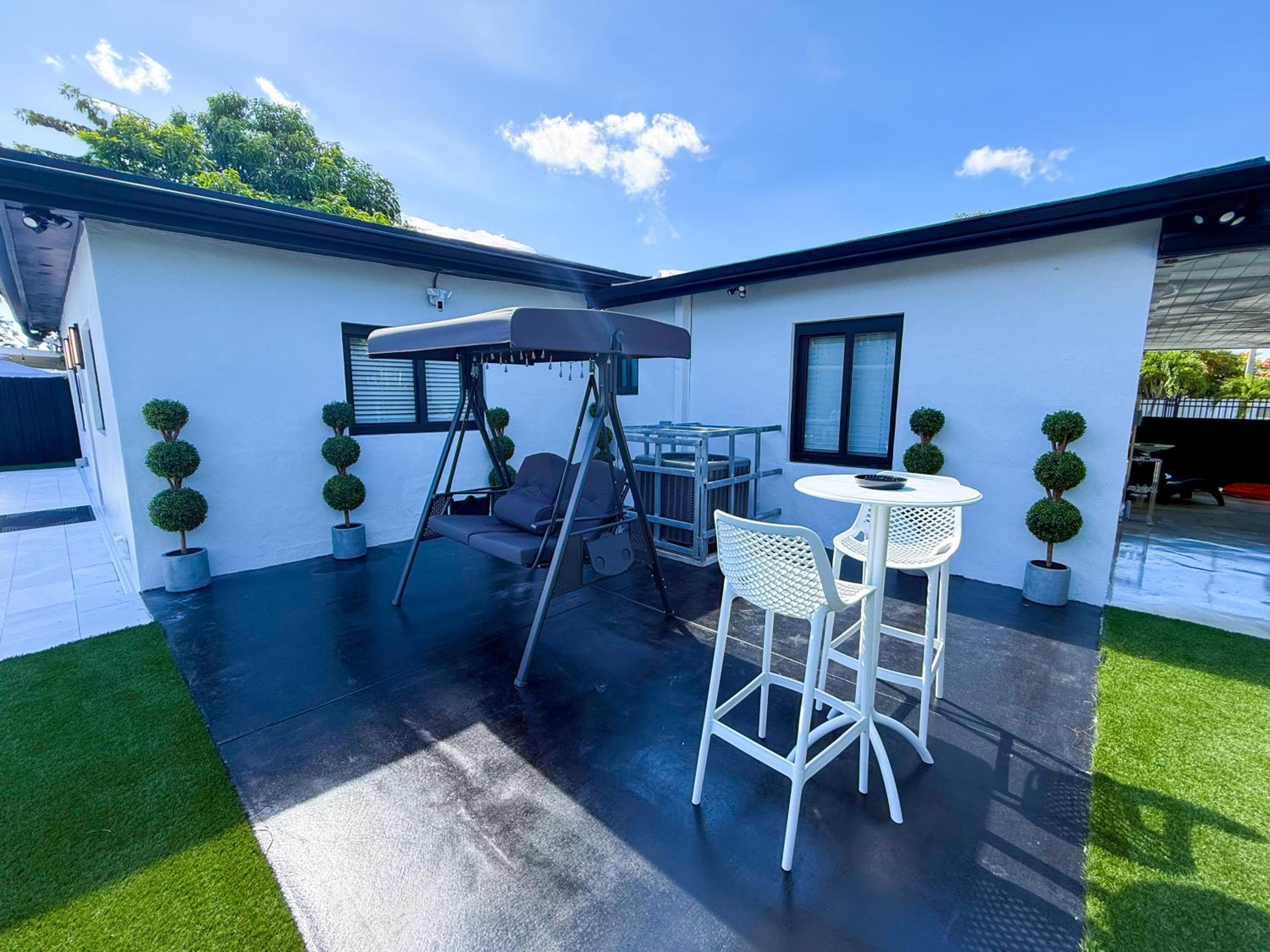 The LuxeLanding MIA- Swimming pool, Oasis Lounge, Mini Golf, BBQ and Hibachi Grill , and Outdoor Games