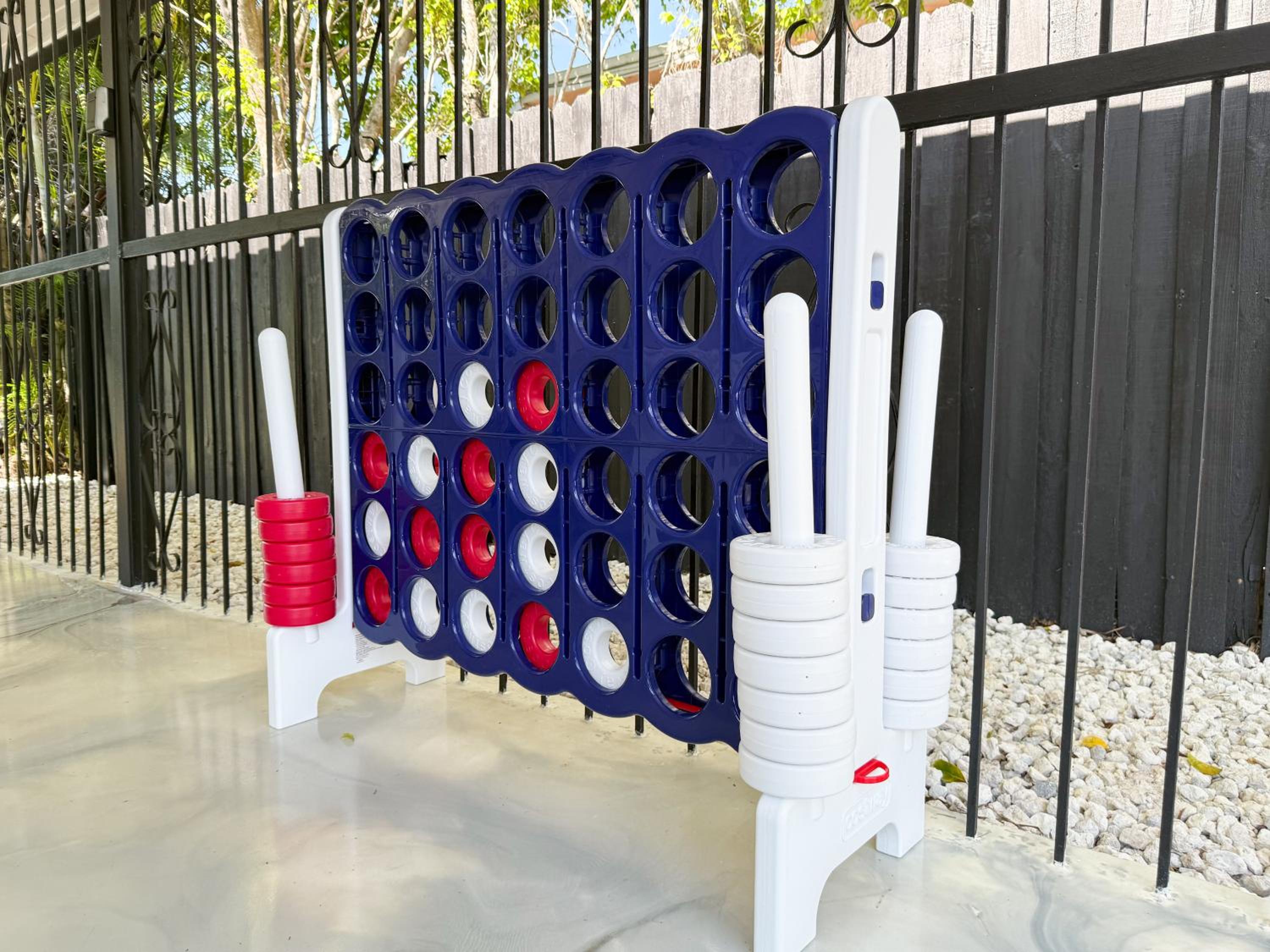 The LuxeLanding MIA- Swimming pool, Oasis Lounge, Mini Golf, BBQ and Hibachi Grill , and Outdoor Games