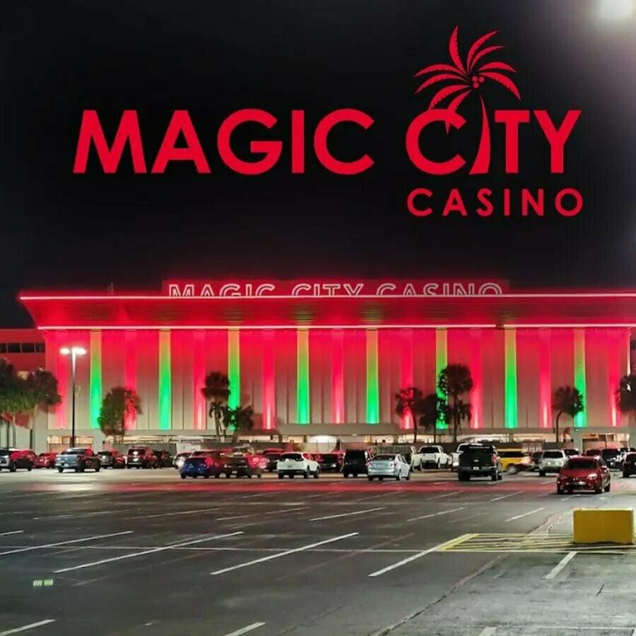 The LuxeLanding MIA- Swimming pool, Oasis Lounge, Mini Golf, BBQ and Hibachi Grill , and Outdoor Games