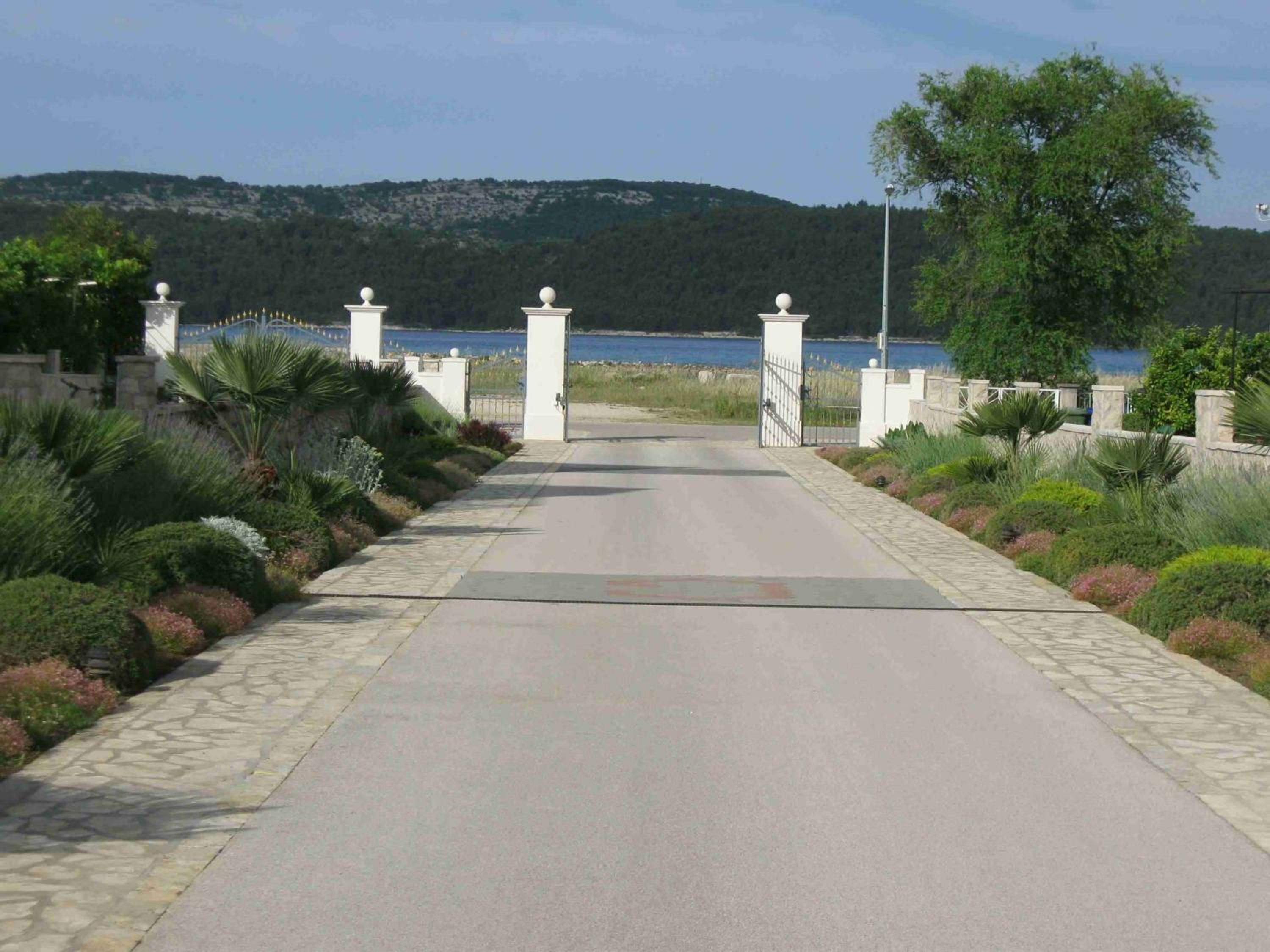 Americana Luxury Apartments view 5