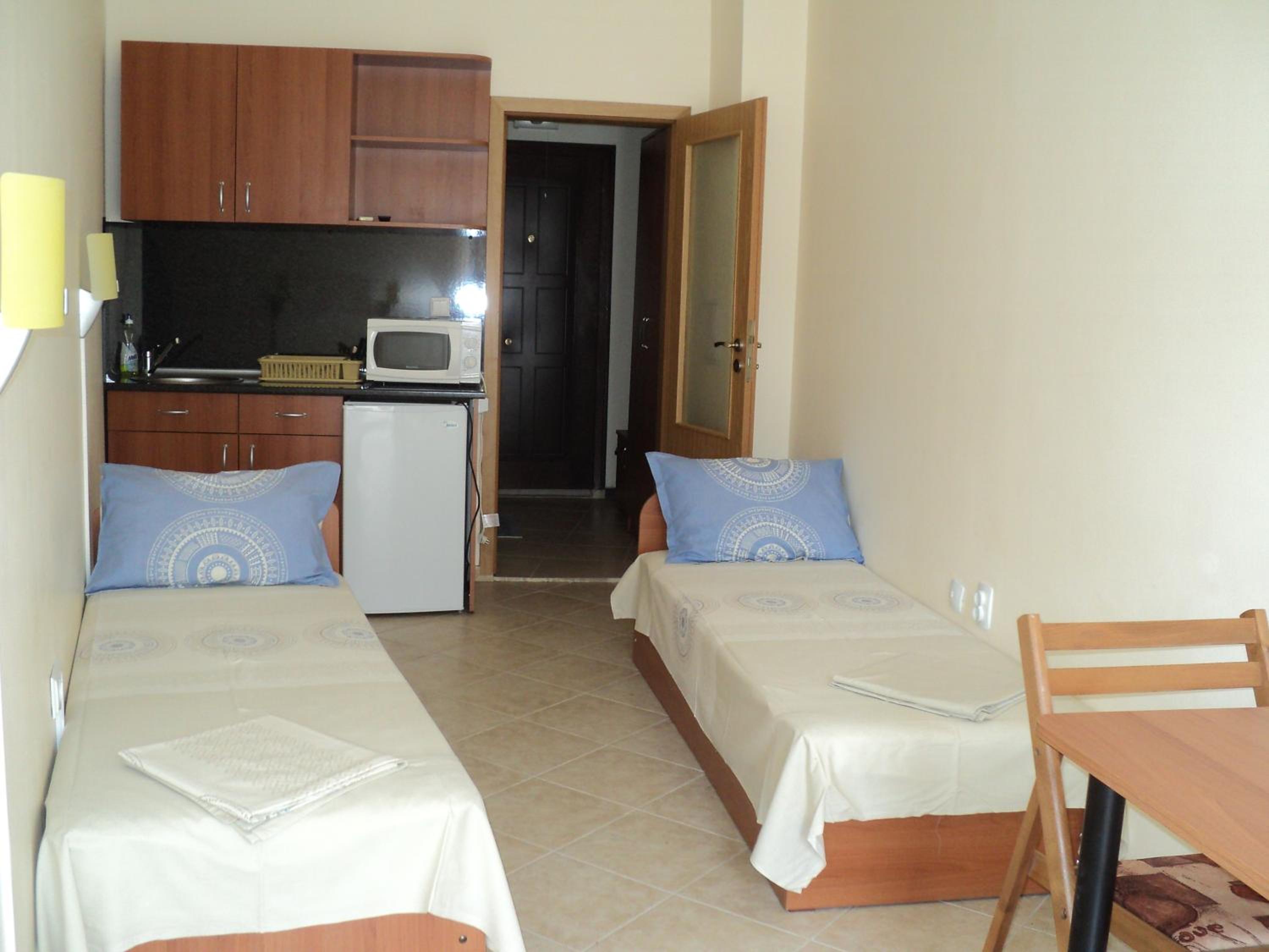 Meni Apartments and Guest Rooms