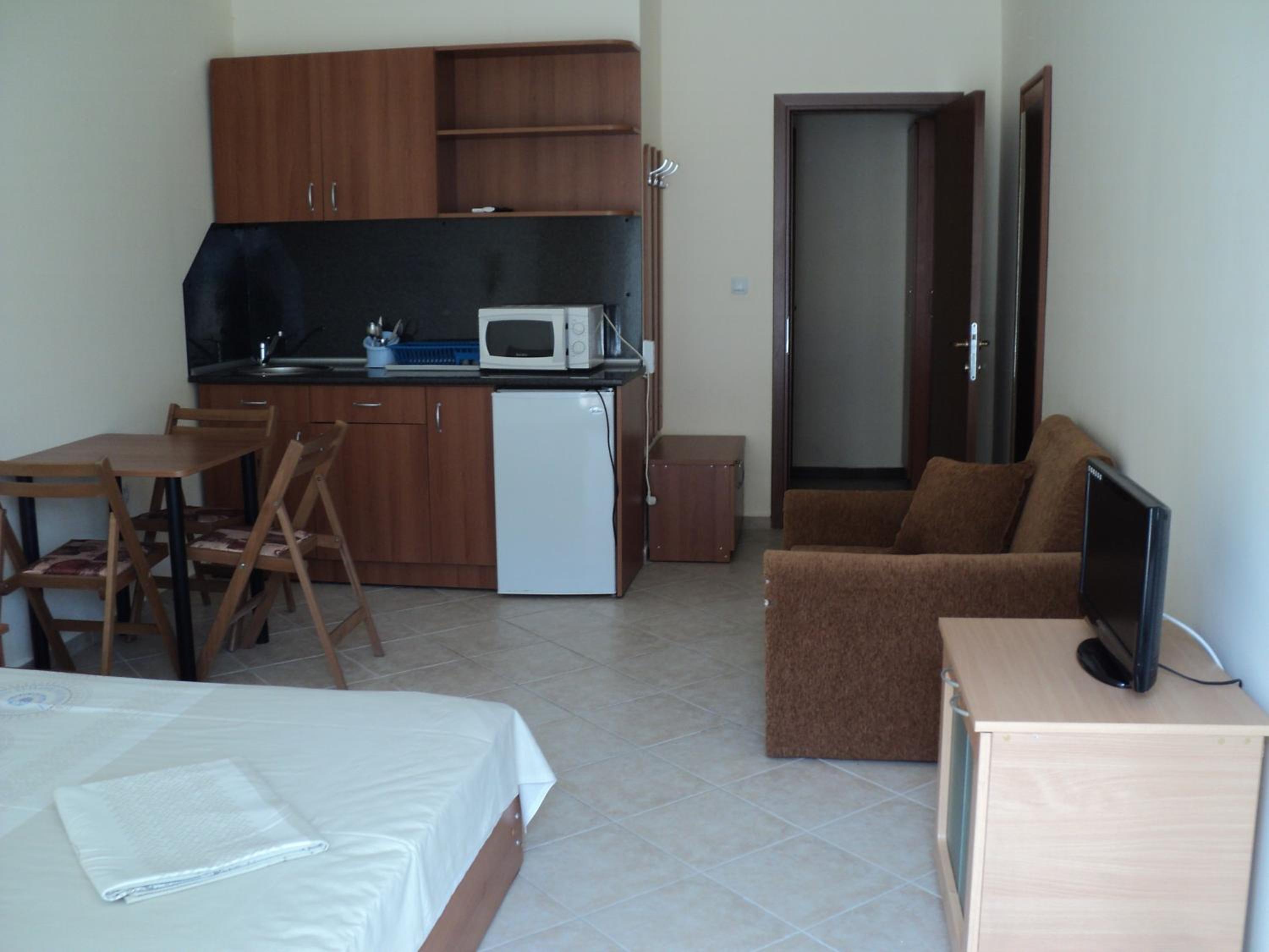Meni Apartments and Guest Rooms