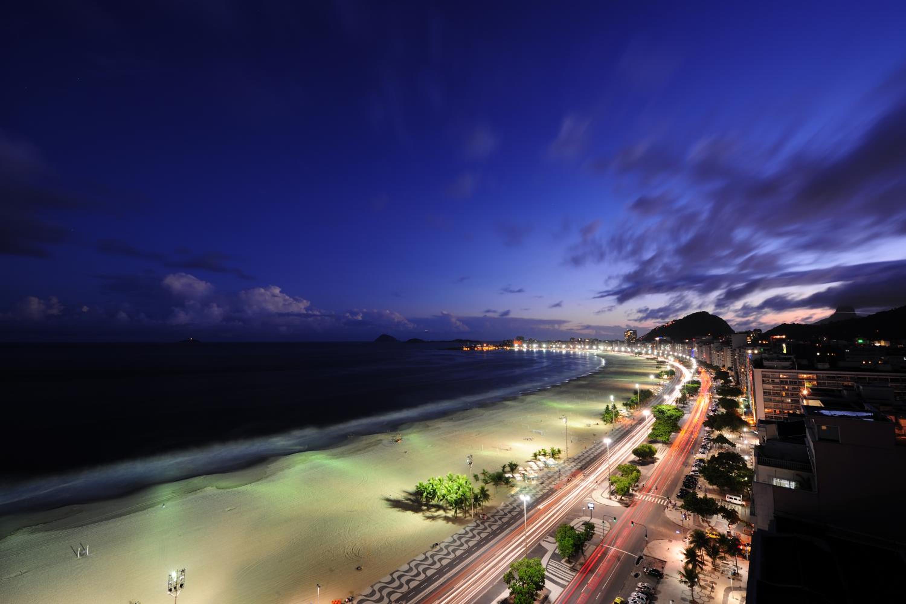 Apartamento completo na praia de Copacabana 02 Quartos com vista lateral mar em andar alto, ar, wifi , netflix, pauloangerami RMVC18