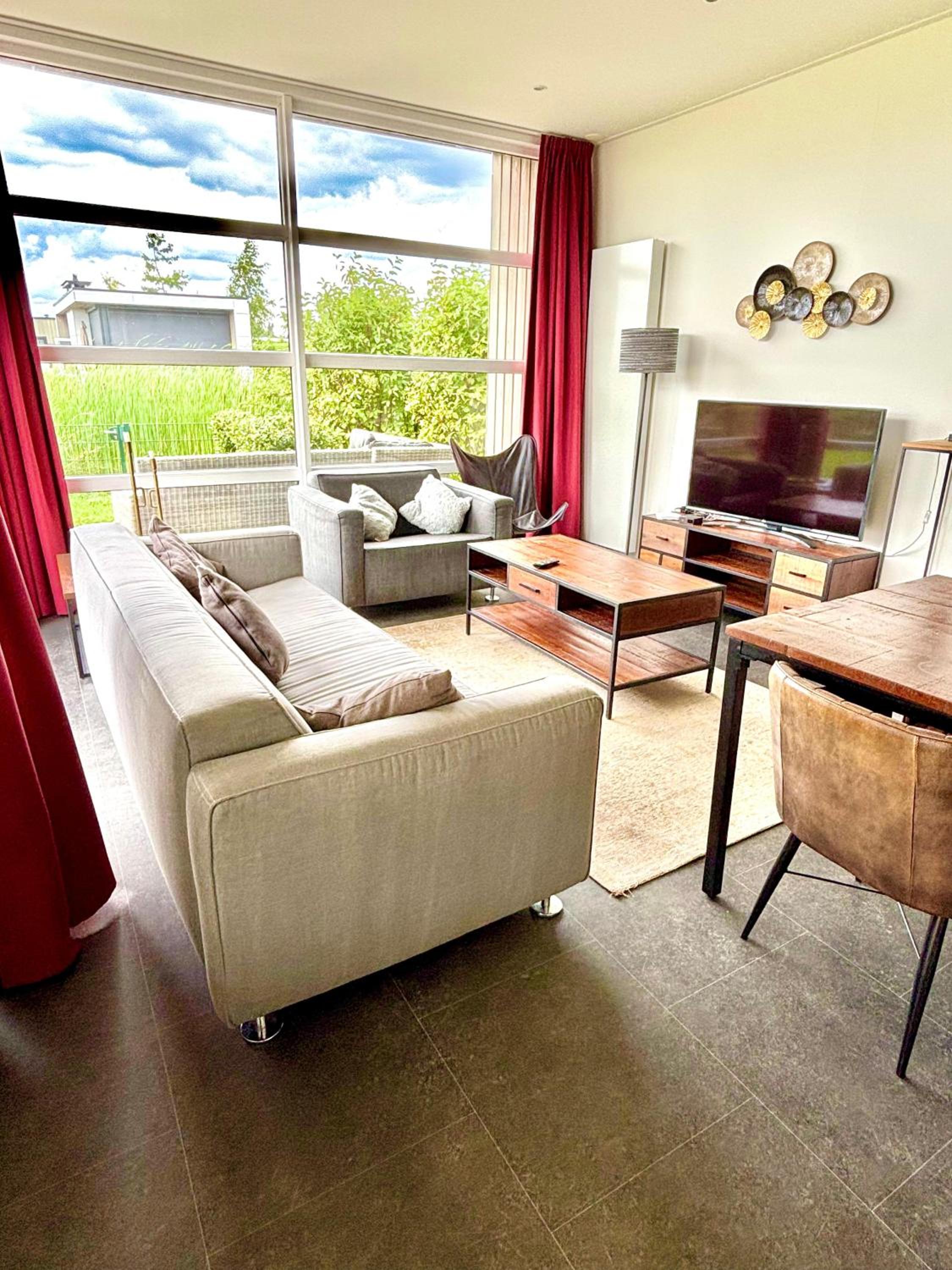 Marina Strandbad Chalet RiverLodge mit Zaun Haus Nr 94