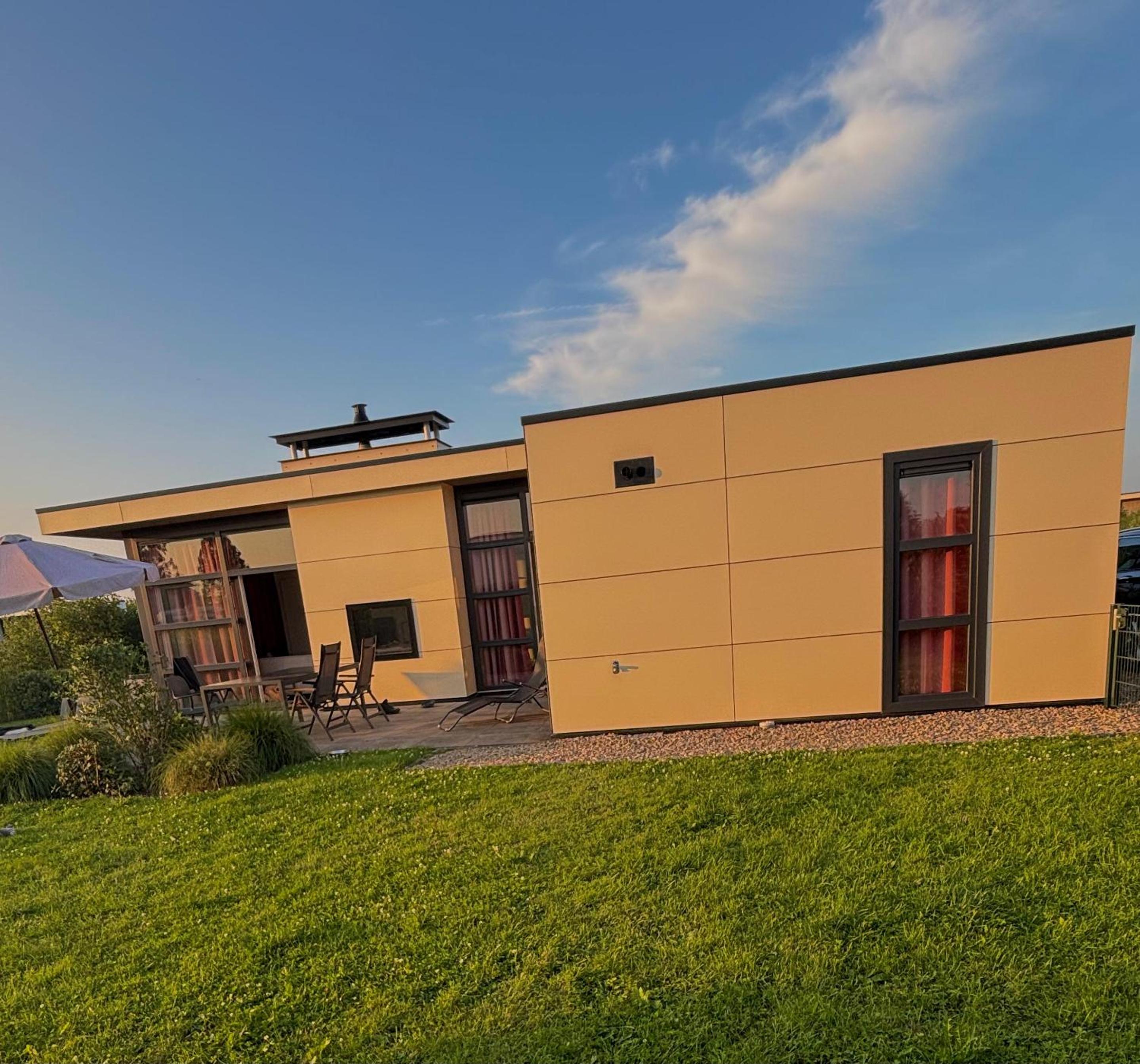 Marina Strandbad Chalet RiverLodge mit Zaun Haus Nr 94