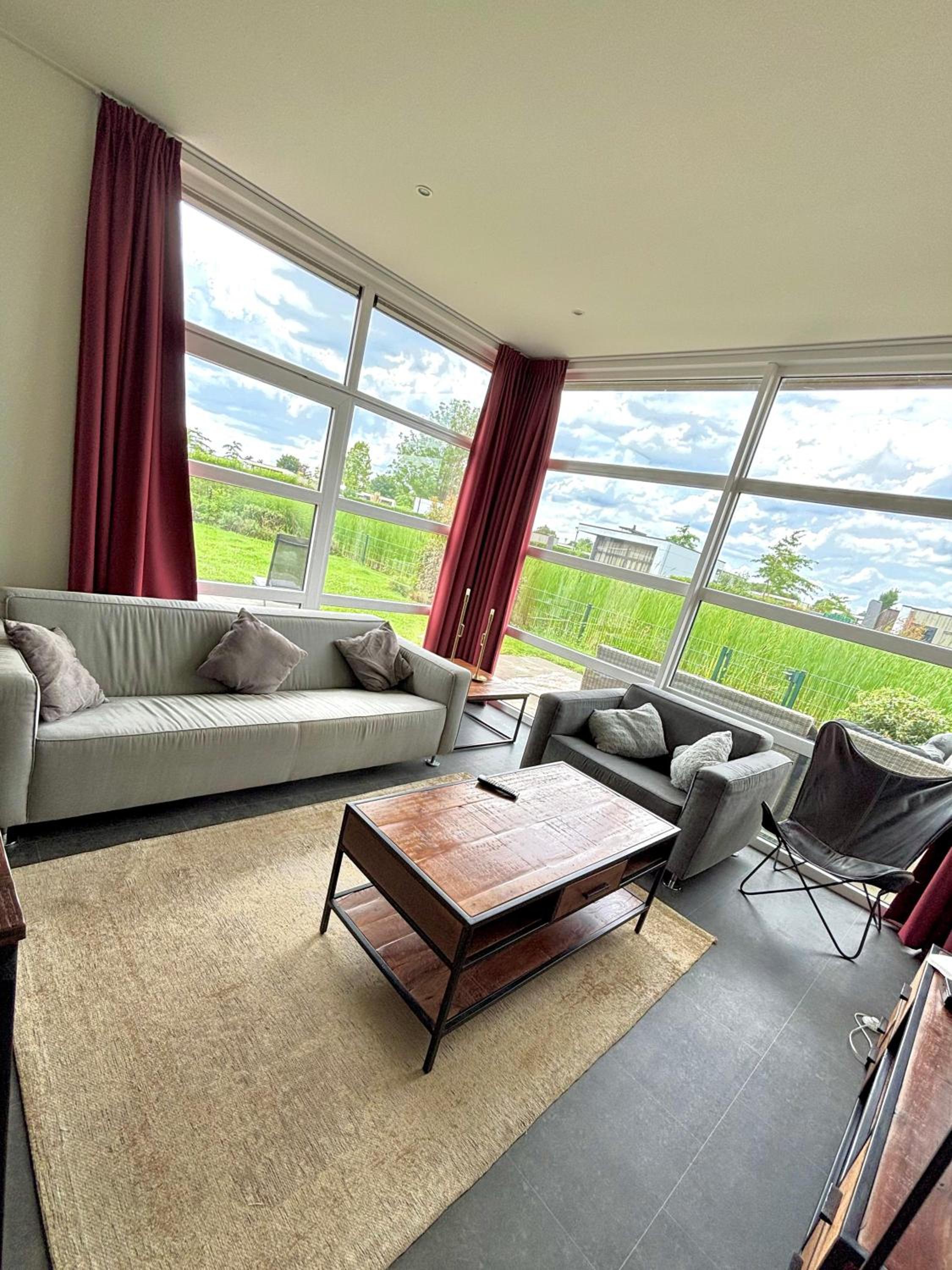 Marina Strandbad Chalet RiverLodge mit Zaun Haus Nr 94