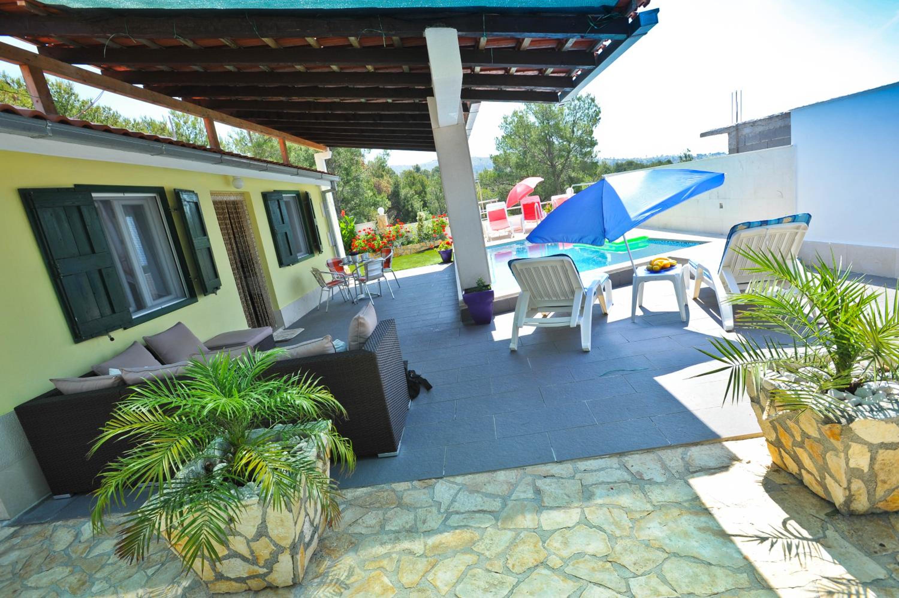 Secluded house with seawater pool view 4