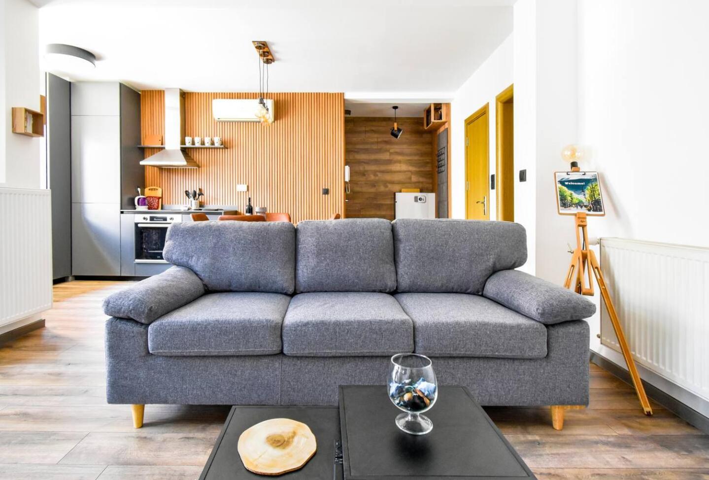 2 Apartments, 2 Parking - Sleeps 8 - Quiet Central