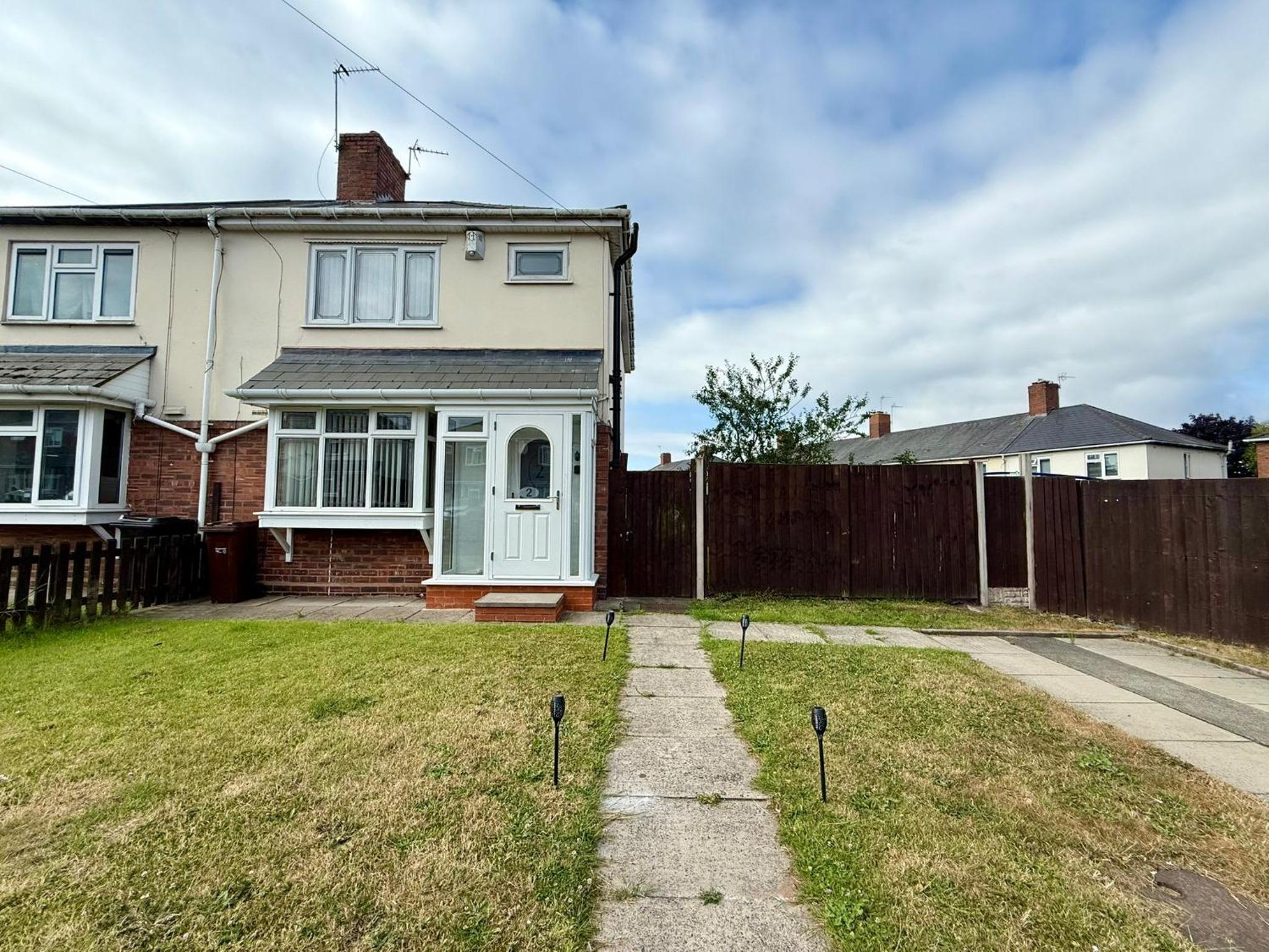 Spacious 3-Bed Home Contractor-Friendly with Parking in Wolverhampton