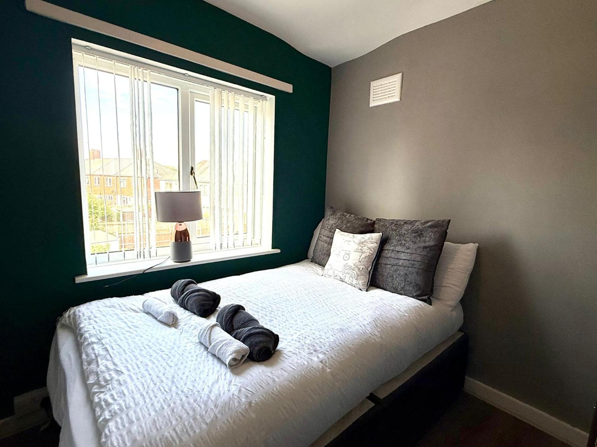 Spacious 3-Bed Home Contractor-Friendly with Parking in Wolverhampton