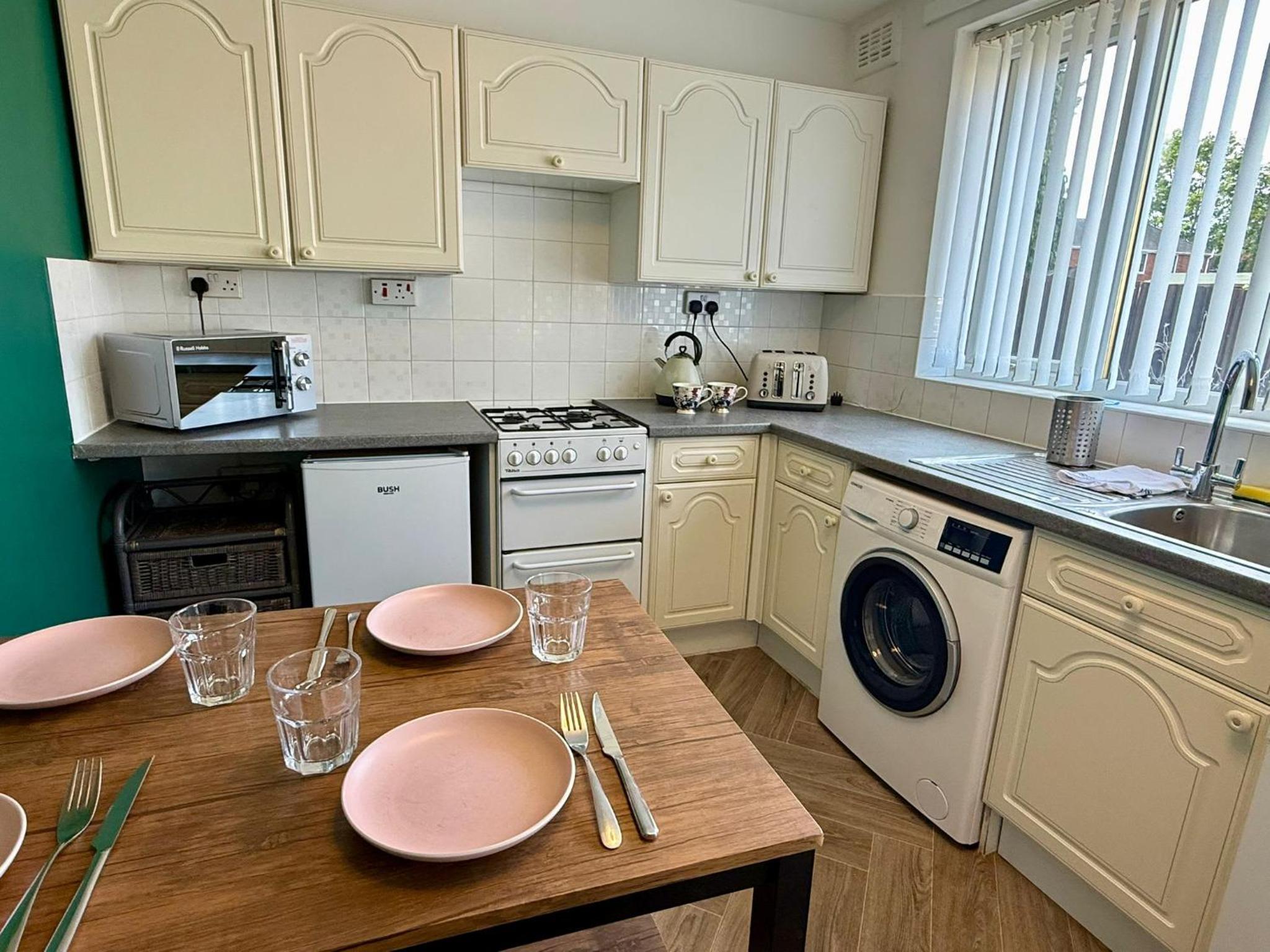 Spacious 3-Bed Home Contractor-Friendly with Parking in Wolverhampton