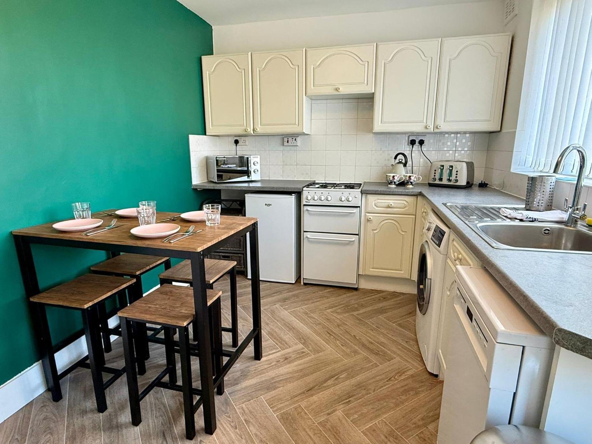 Spacious 3-Bed Home Contractor-Friendly with Parking in Wolverhampton