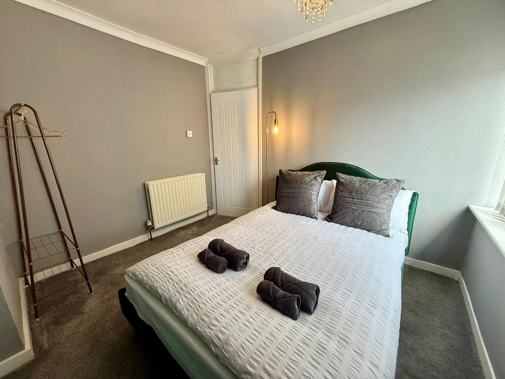 Spacious 3-Bed Home Contractor-Friendly with Parking in Wolverhampton