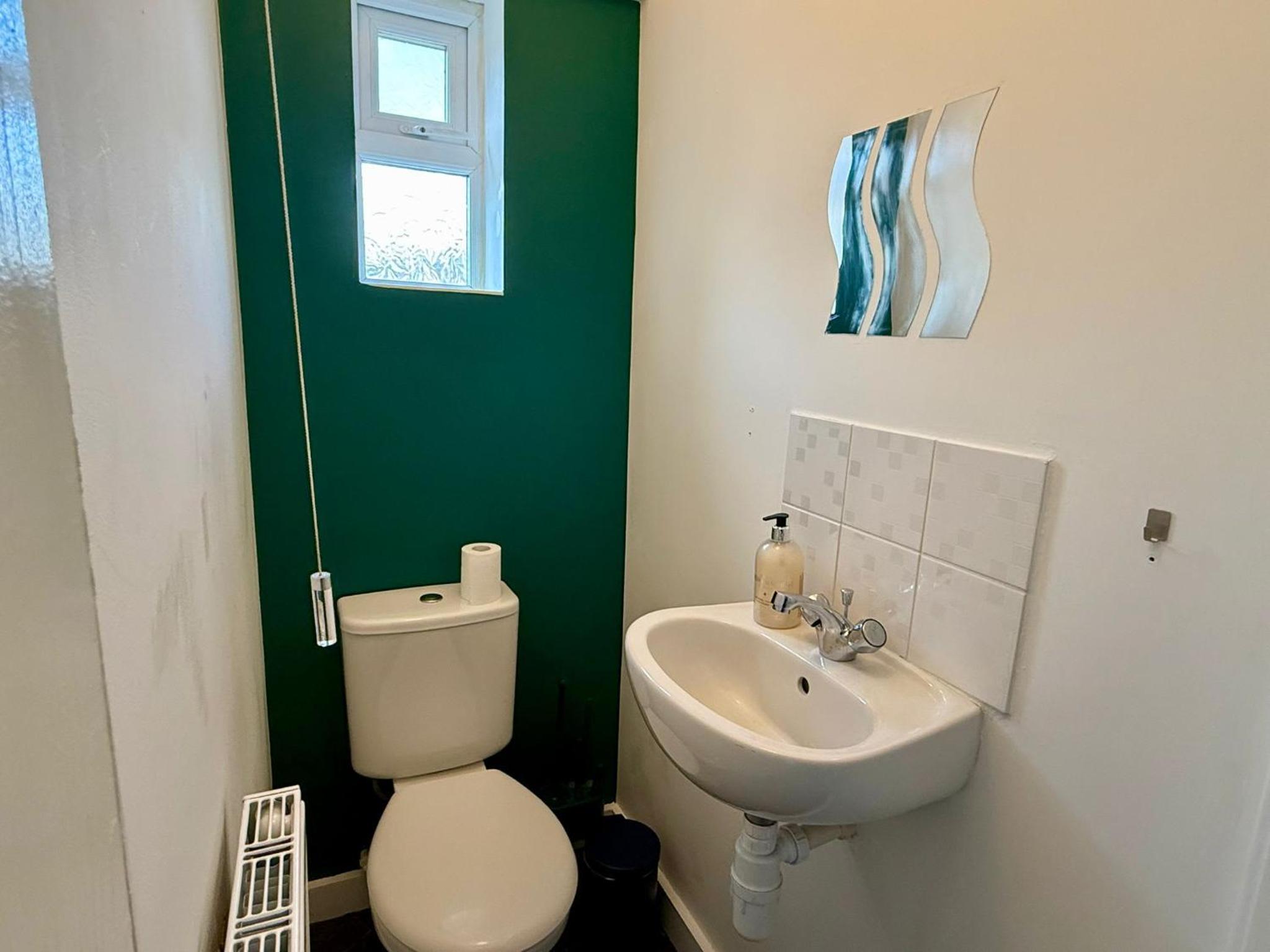Spacious 3-Bed Home Contractor-Friendly with Parking in Wolverhampton