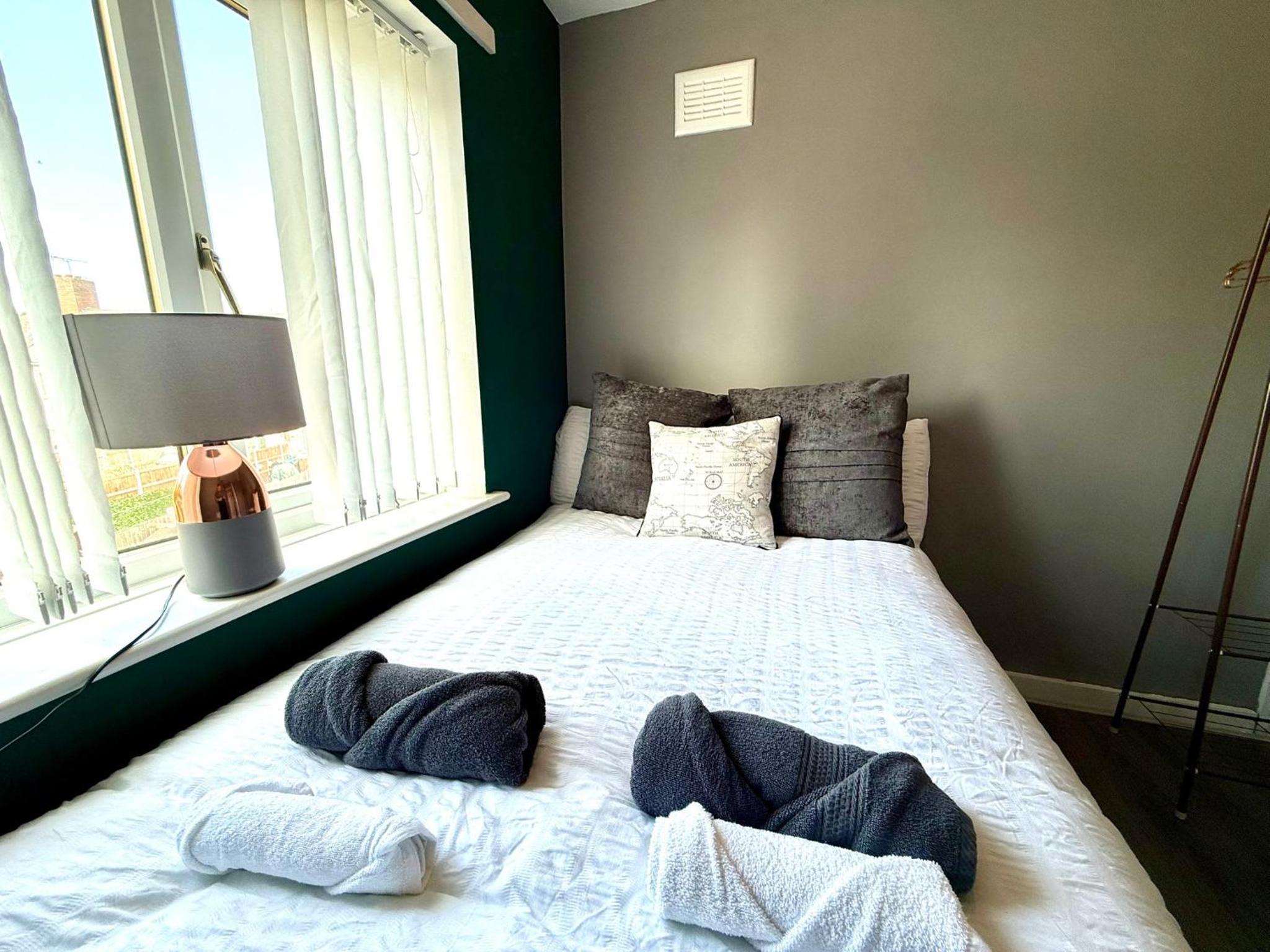 Spacious 3-Bed Home Contractor-Friendly with Parking in Wolverhampton