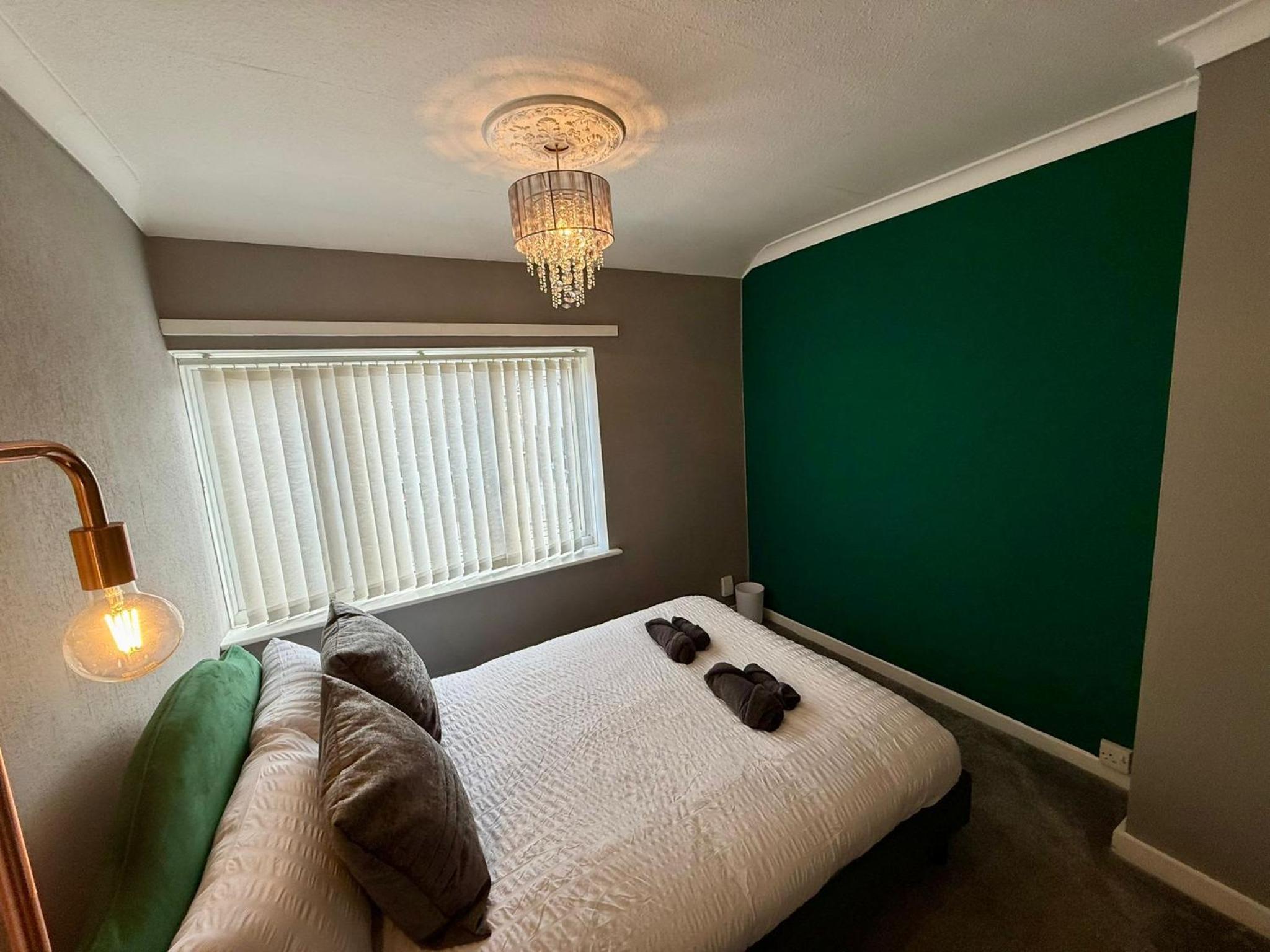 Spacious 3-Bed Home Contractor-Friendly with Parking in Wolverhampton