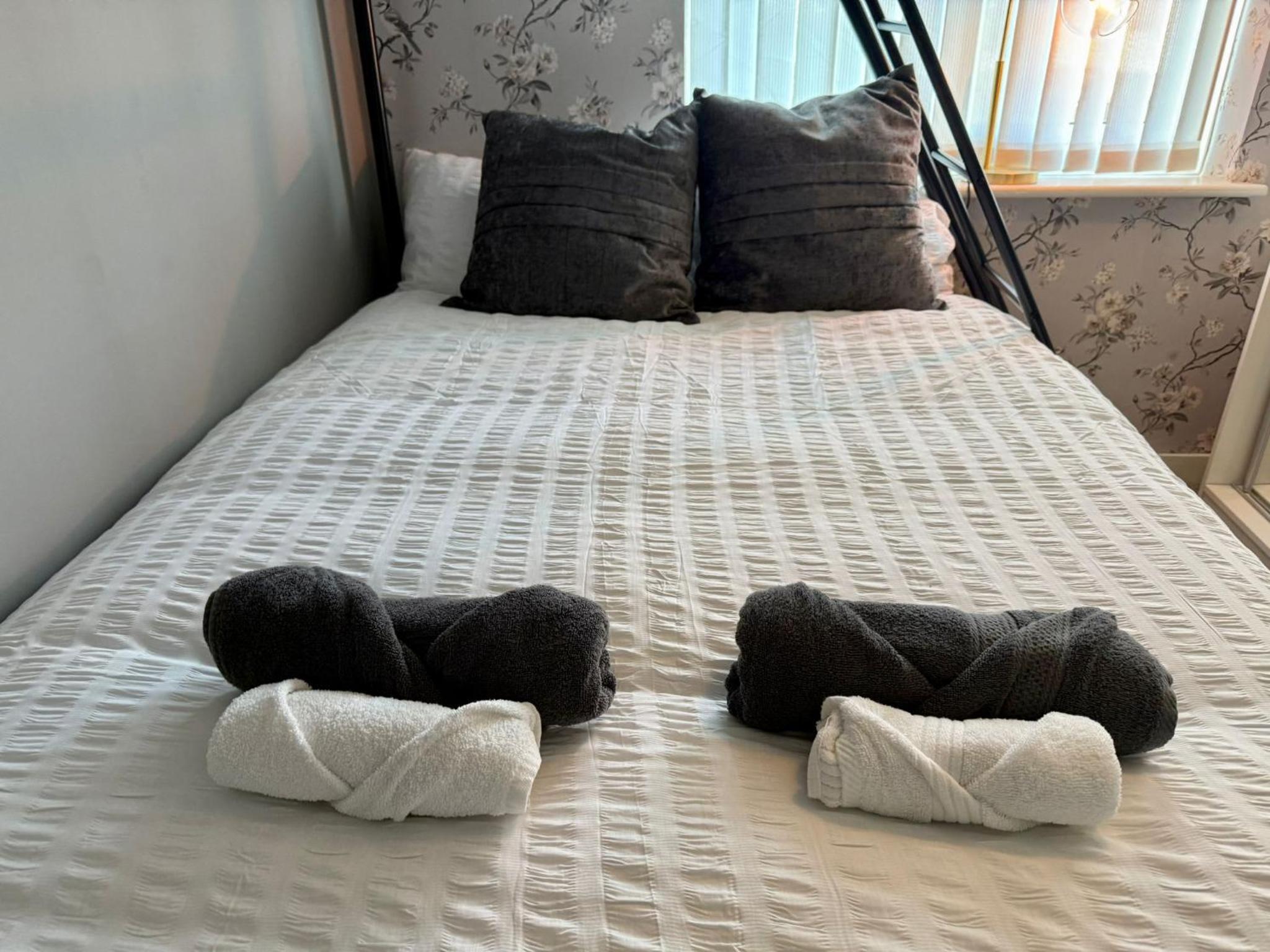 Spacious 3-Bed Home Contractor-Friendly with Parking in Wolverhampton