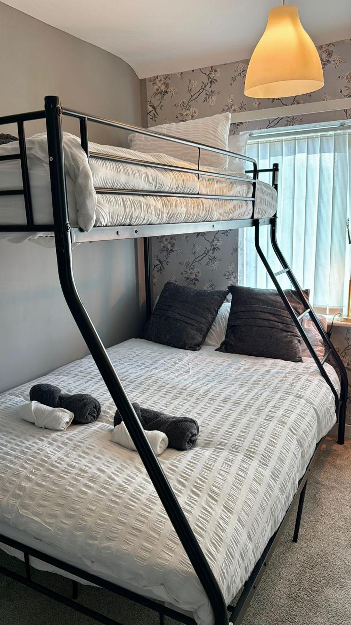 Spacious 3-Bed Home Contractor-Friendly with Parking in Wolverhampton