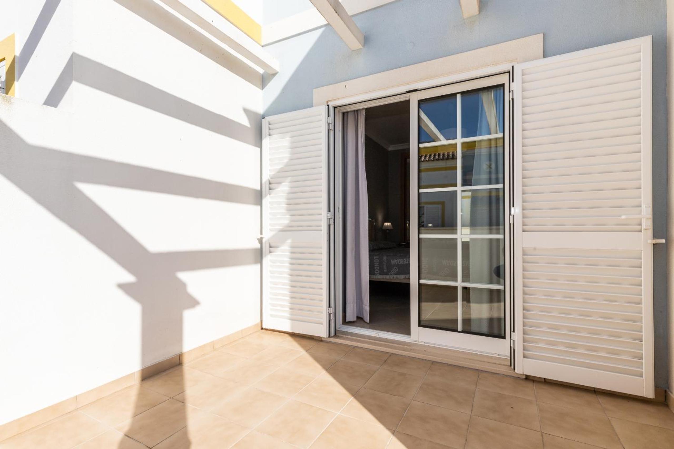 Arribas Beach House 19V3 by AlgarveManta