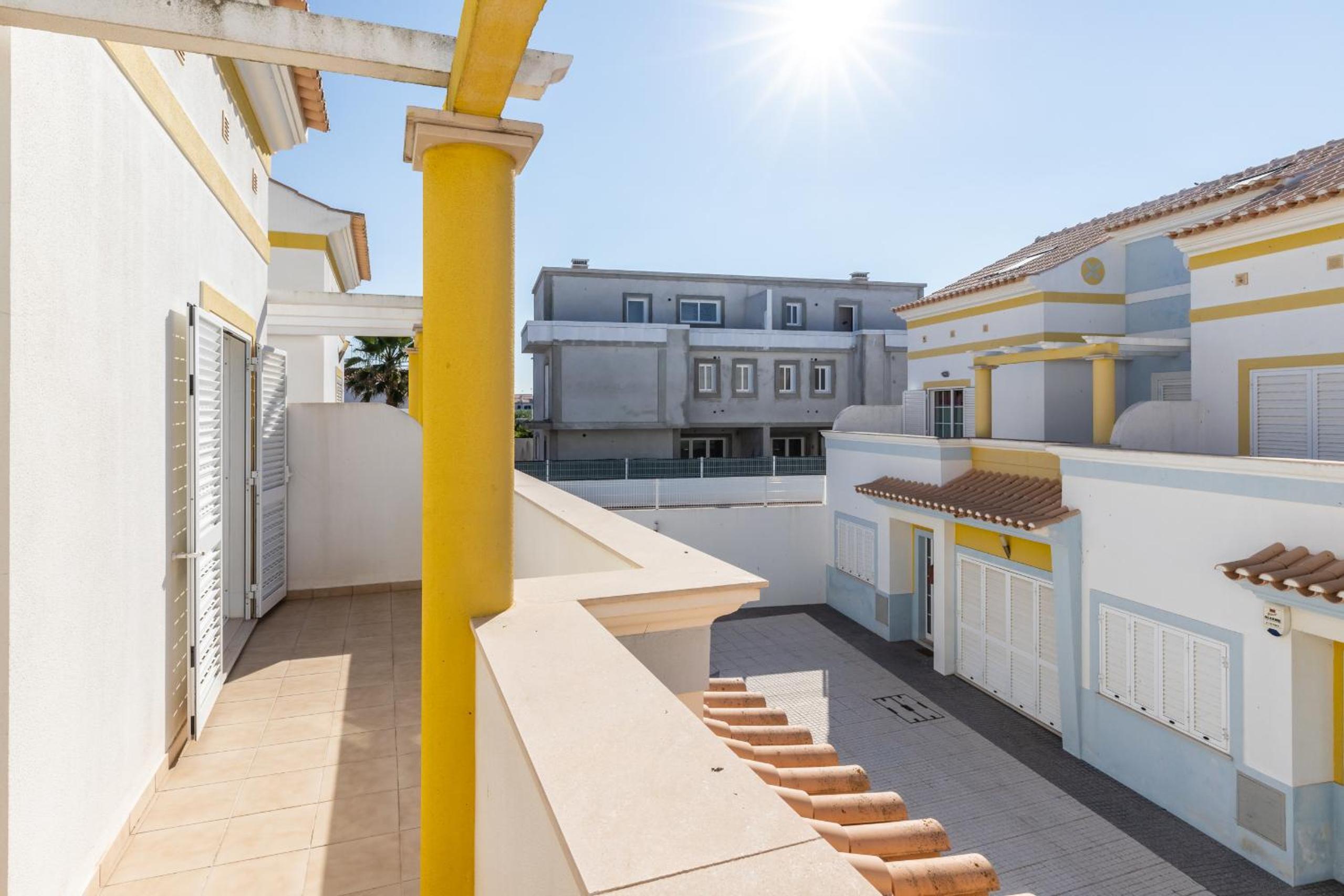 Arribas Beach House 19V3 by AlgarveManta
