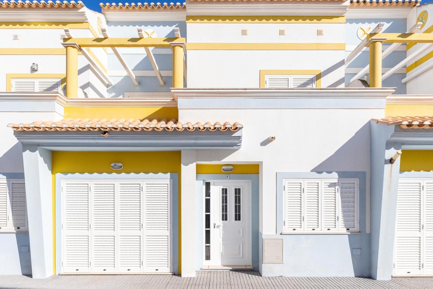 Arribas Beach House 19V3 by AlgarveManta