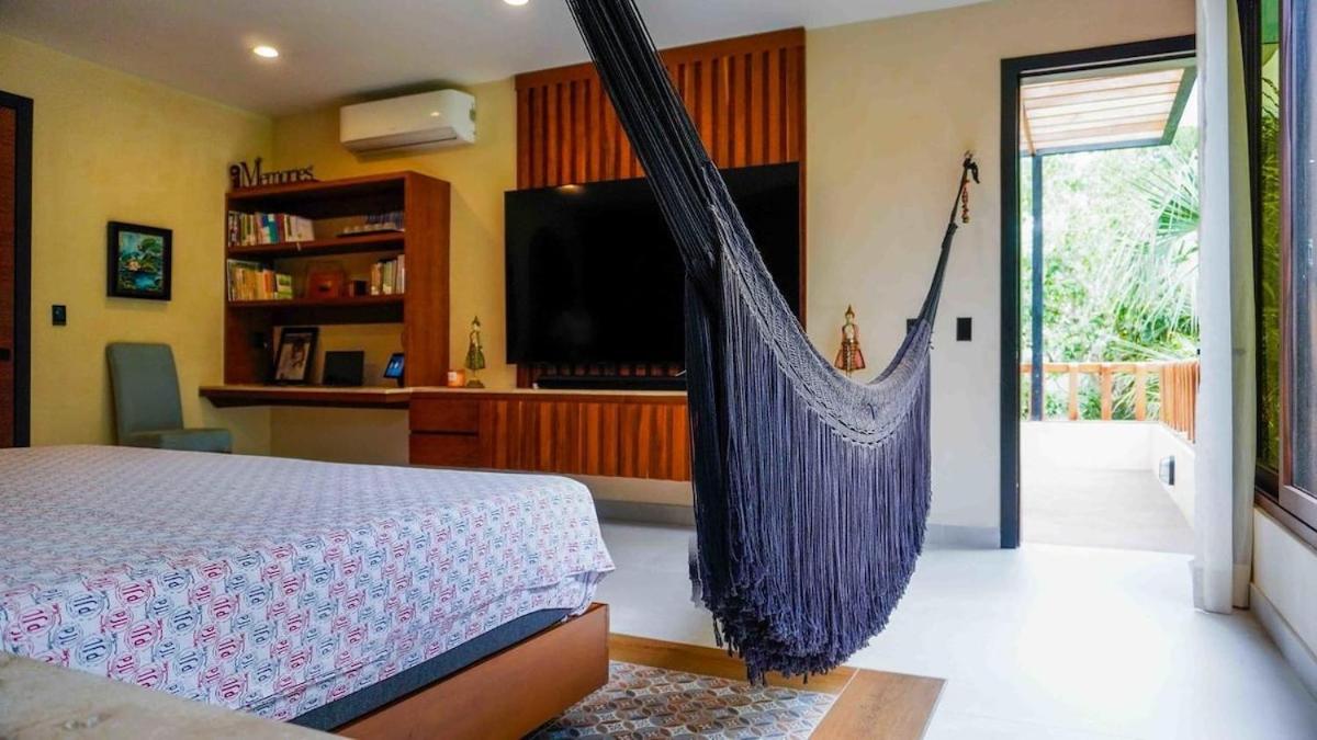 Spacious and luxurious villa with 4 bedrooms, swimming pool, tennis court, and beach within walking distance