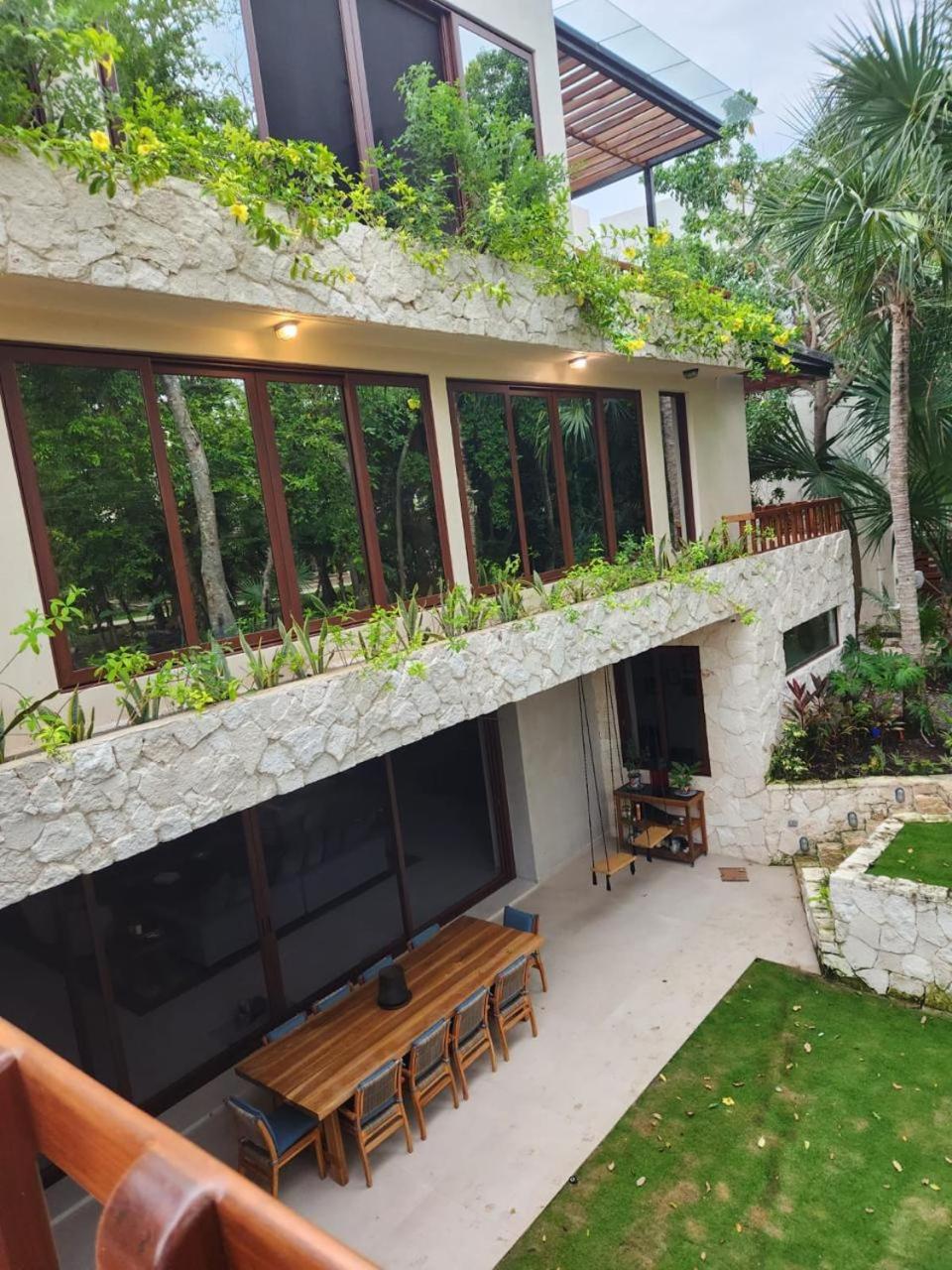 Spacious and luxurious villa with 4 bedrooms, swimming pool, tennis court, and beach within walking distance