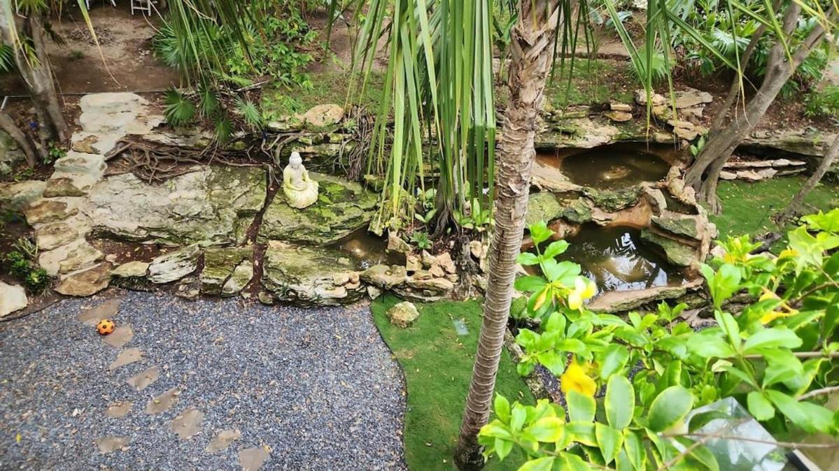 Spacious and luxurious villa with 4 bedrooms, swimming pool, tennis court, and beach within walking distance