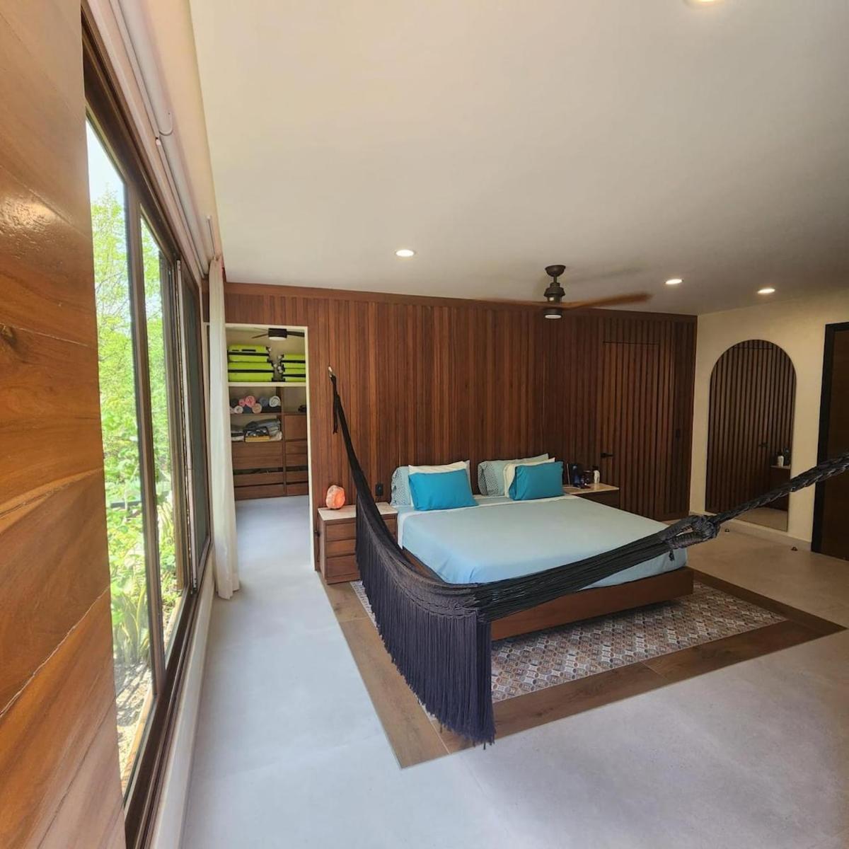 Spacious and luxurious villa with 4 bedrooms, swimming pool, tennis court, and beach within walking distance
