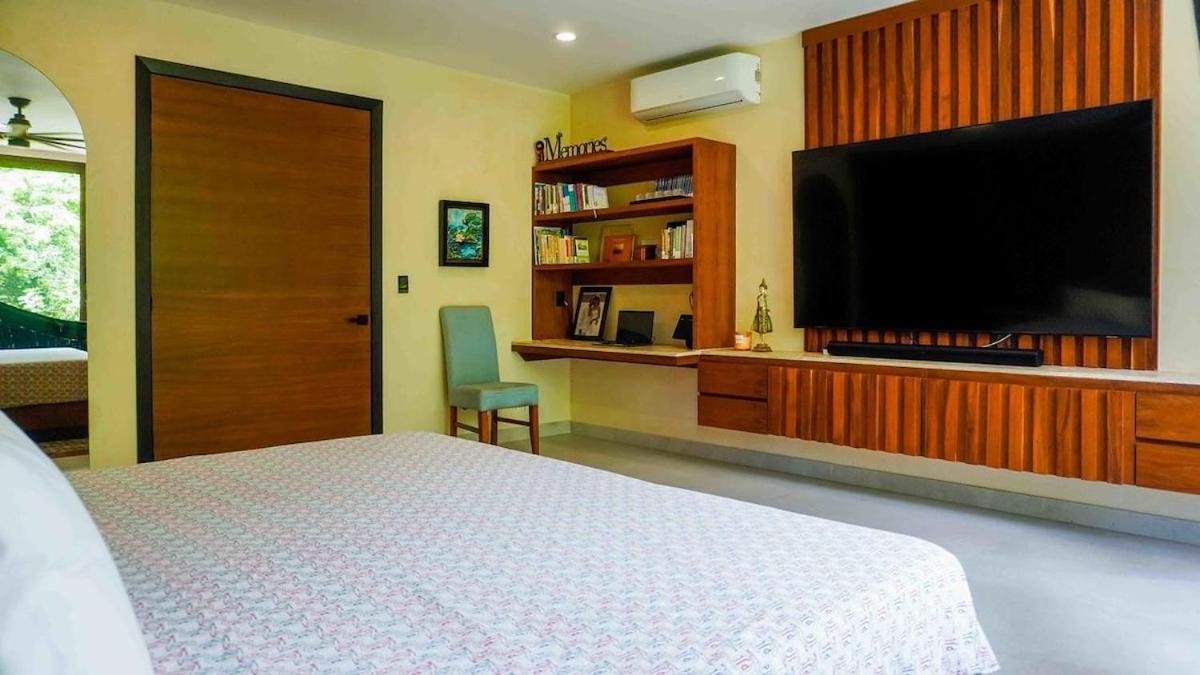 Spacious and luxurious villa with 4 bedrooms, swimming pool, tennis court, and beach within walking distance