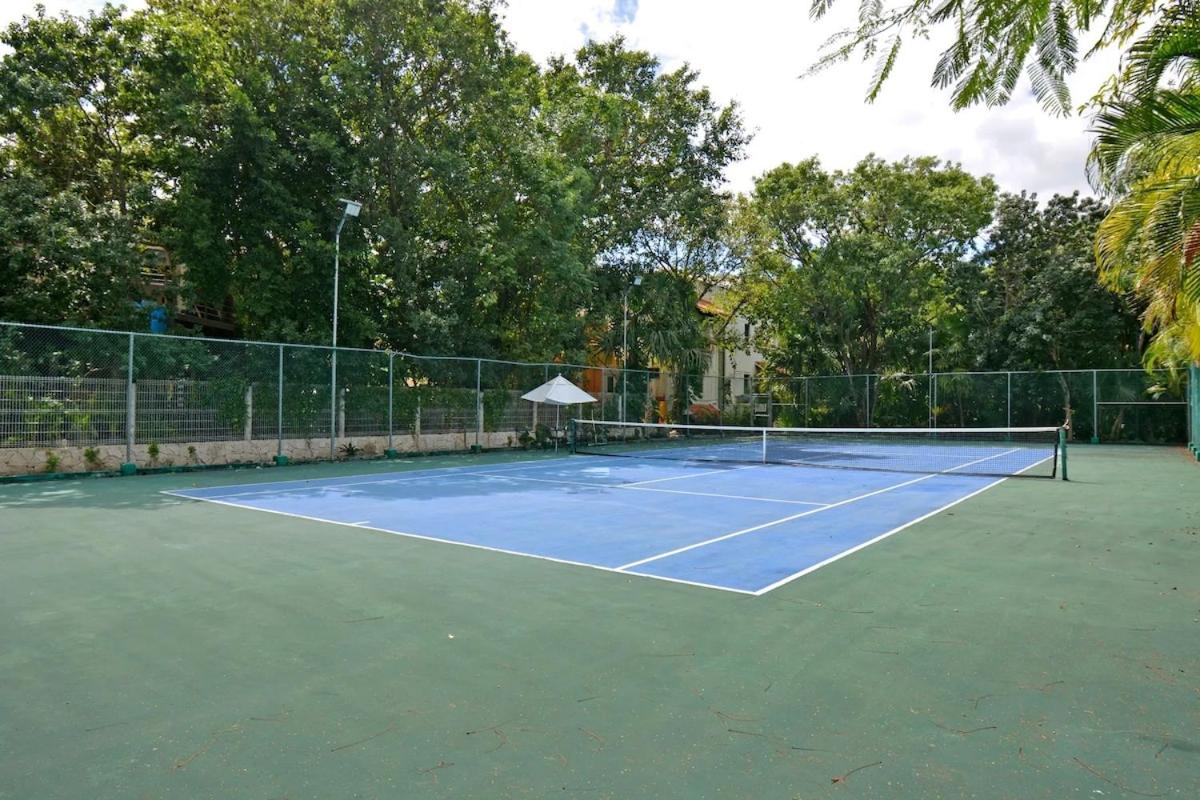 Spacious and luxurious villa with 4 bedrooms, swimming pool, tennis court, and beach within walking distance