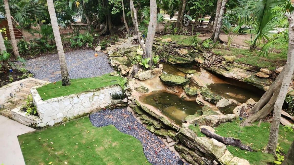 Spacious and luxurious villa with 4 bedrooms, swimming pool, tennis court, and beach within walking distance