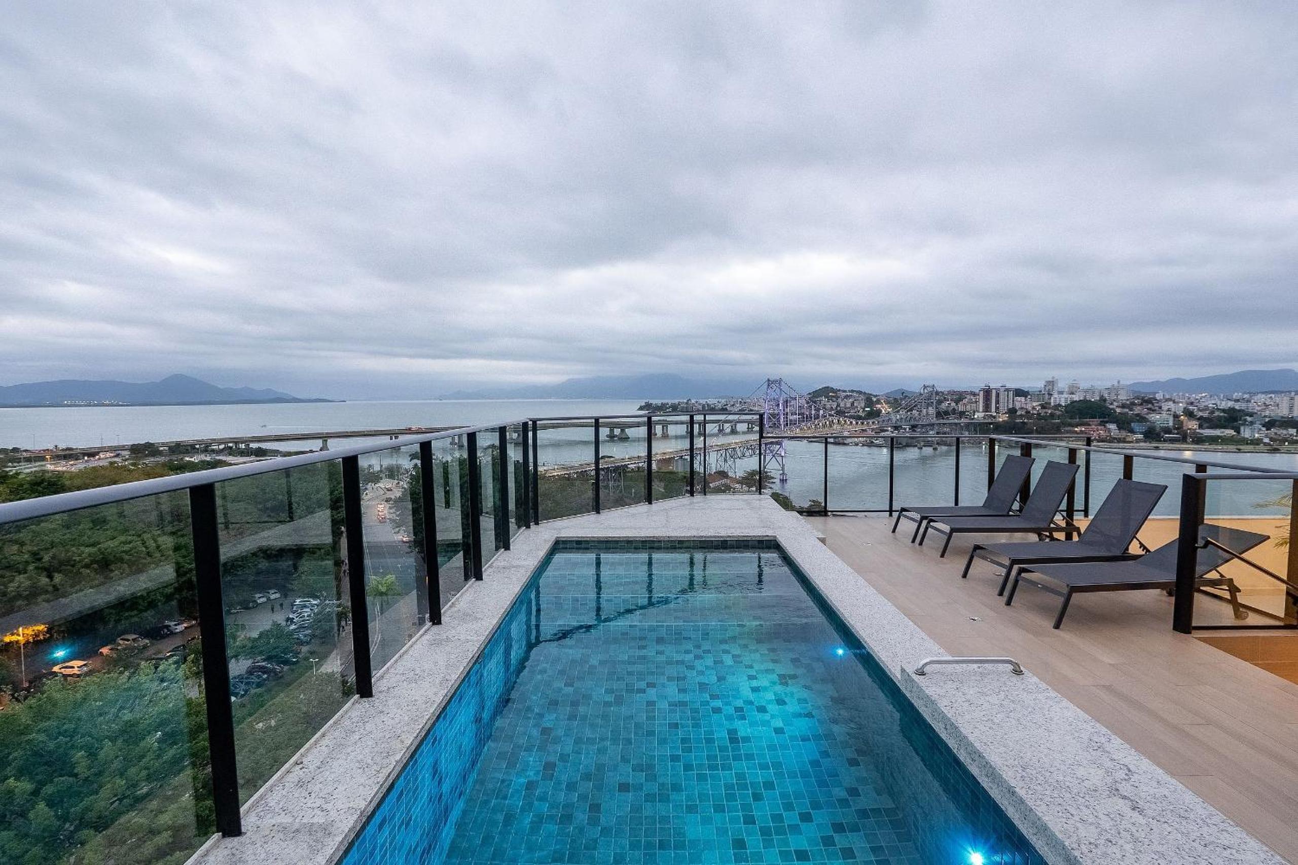 The Bridge by Xtay -Estúdios em Floripa com Piscina no Rooftop e Academia Completa, e fácil acesso as Praias Populares