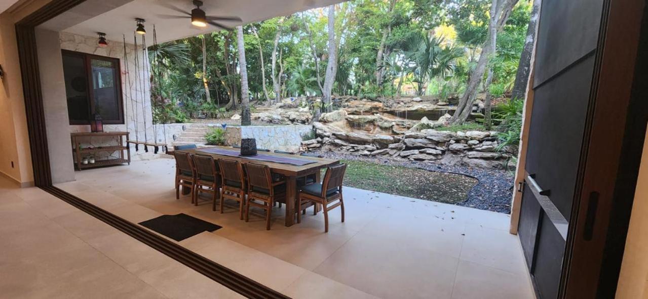 Spacious and luxurious villa with 4 bedrooms, swimming pool, tennis court, and beach within walking distance