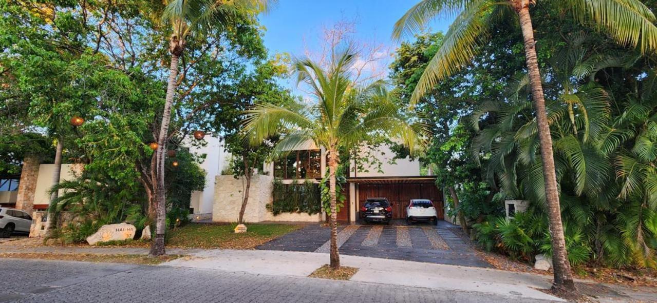 Spacious and luxurious villa with 4 bedrooms, swimming pool, tennis court, and beach within walking distance