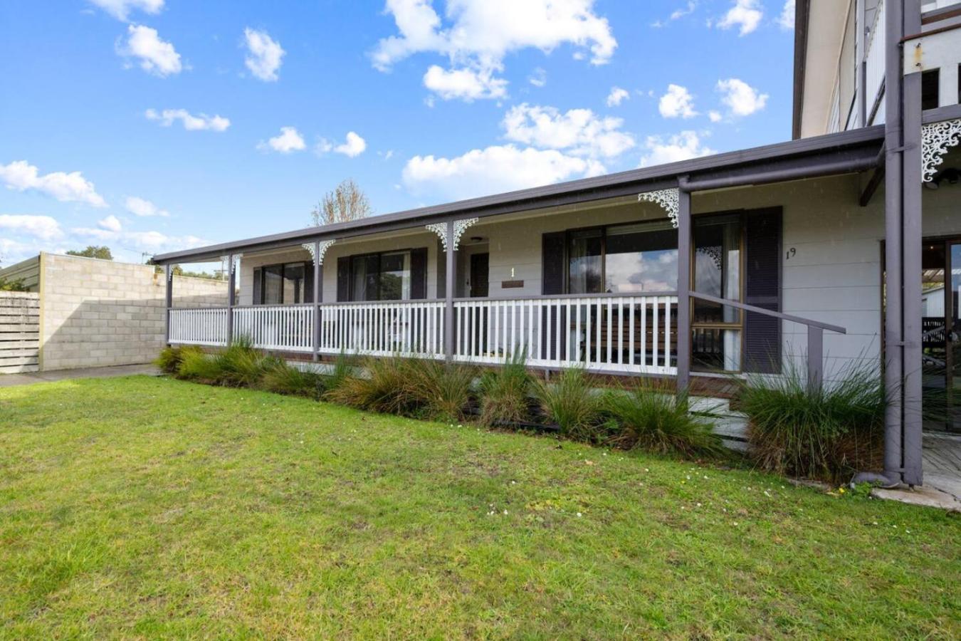 Inverloch Dual Retreat with Spa Bath 400m to Beach