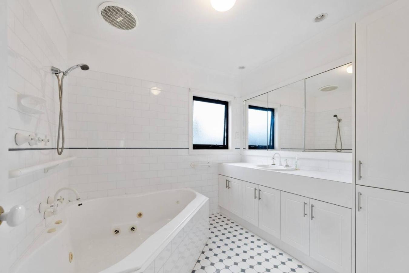Inverloch Dual Retreat with Spa Bath 400m to Beach