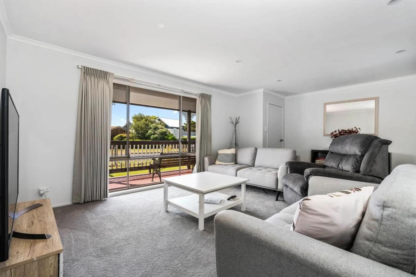 Inverloch Dual Retreat with Spa Bath 400m to Beach