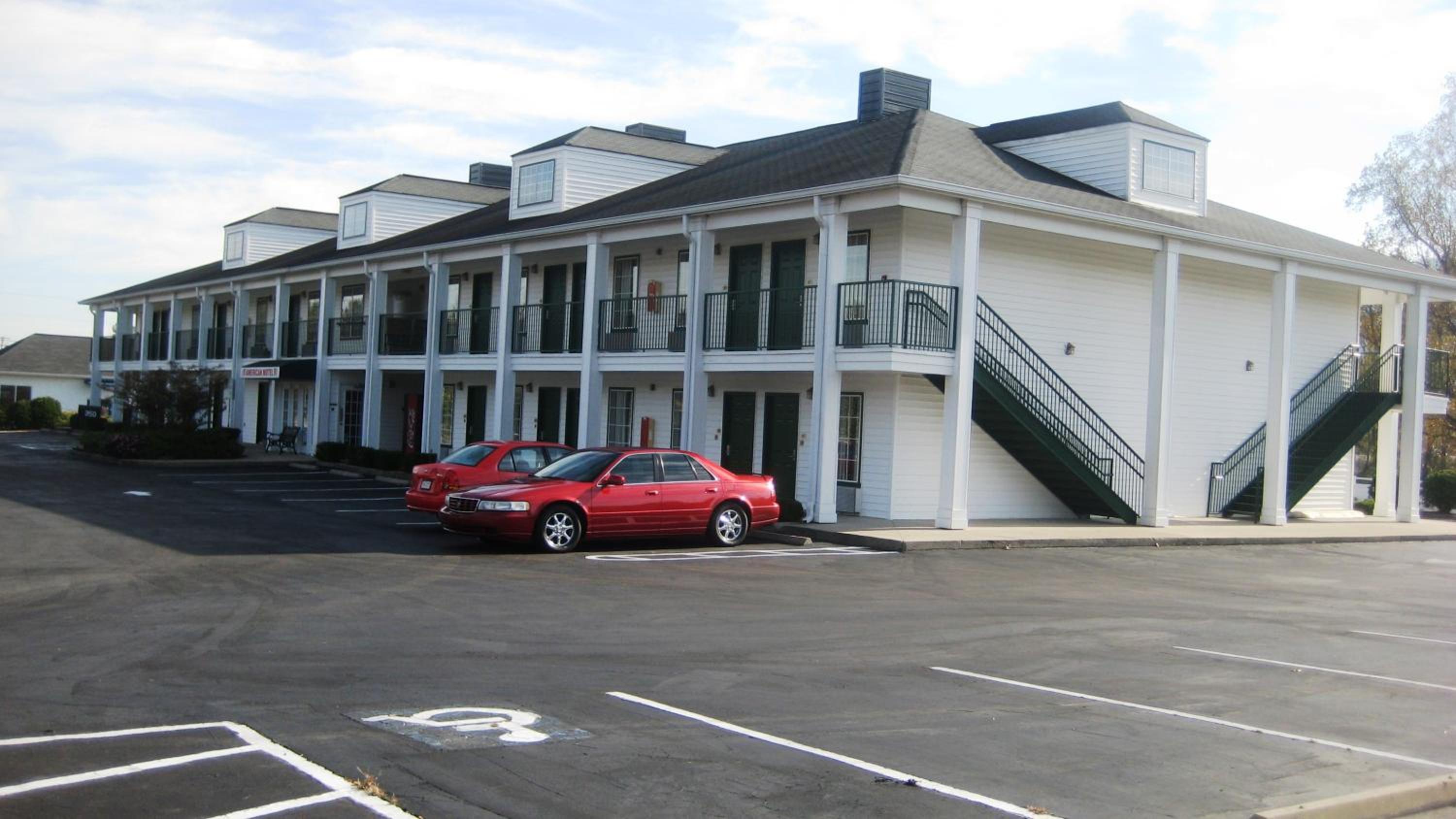 American Motel - Lenoir view 3