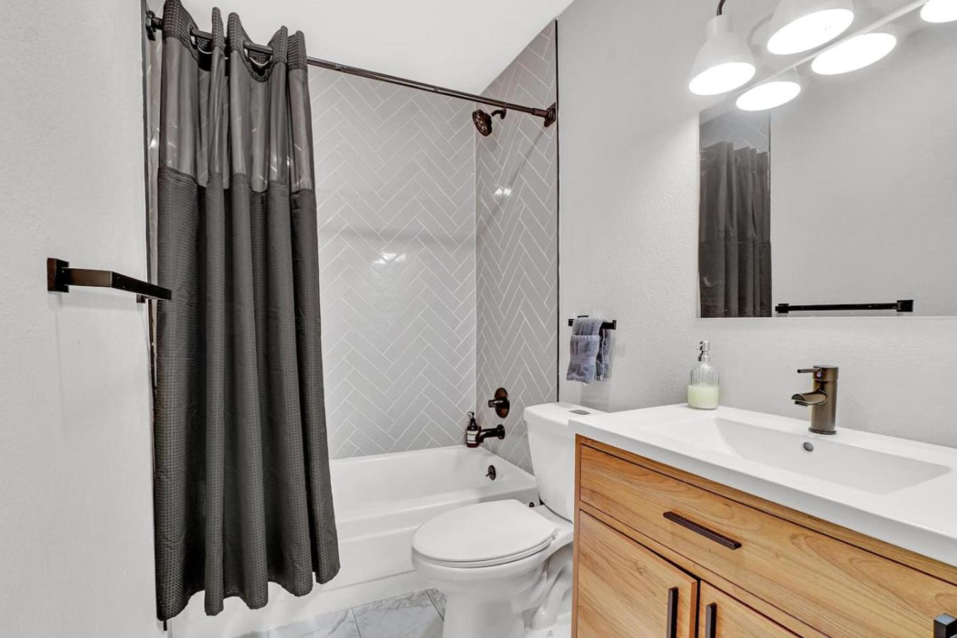 Stylish Arvada Duplex 10 Min to Olde Town and Denver