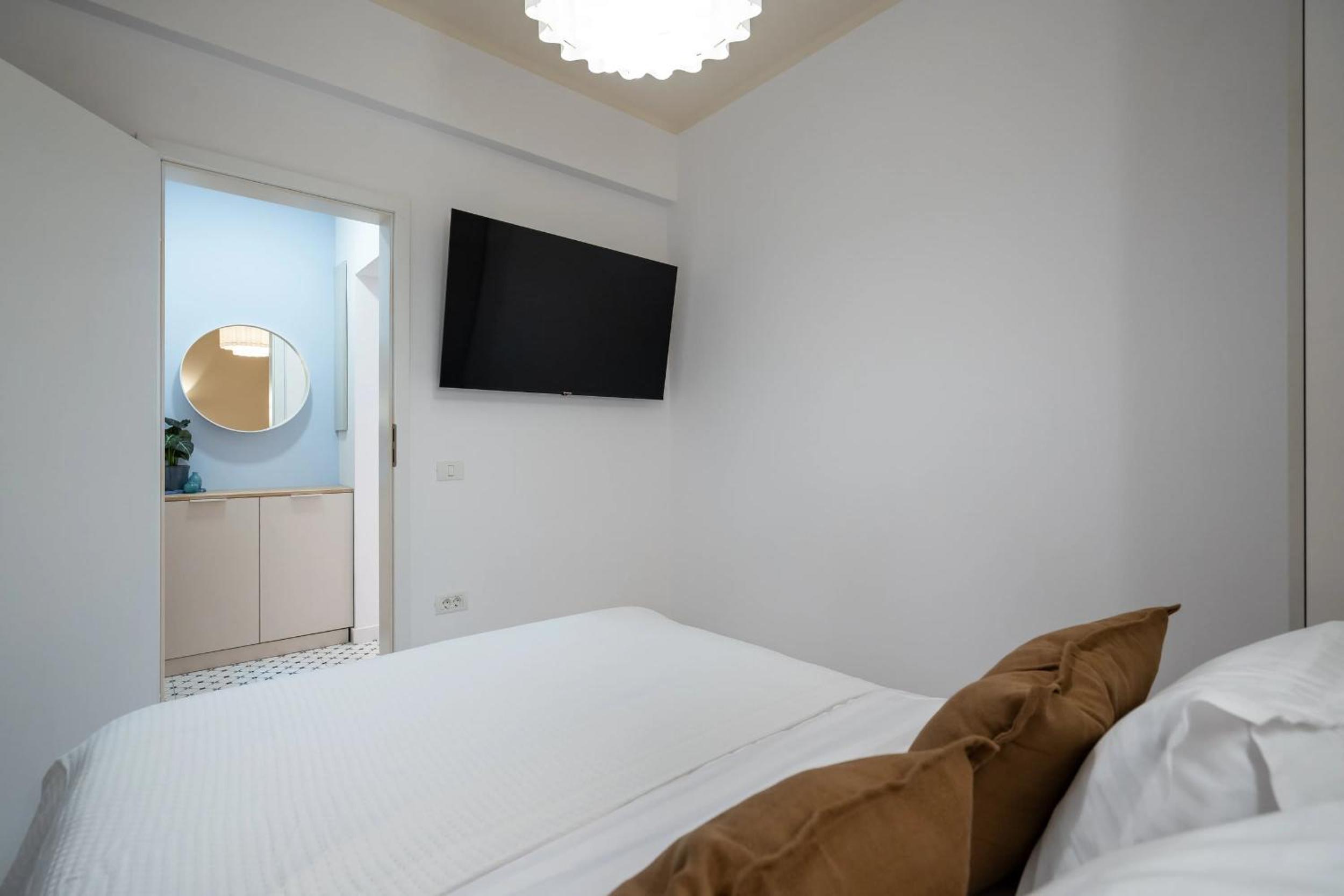 Perfect City Base - Steps from Piata Universitatii