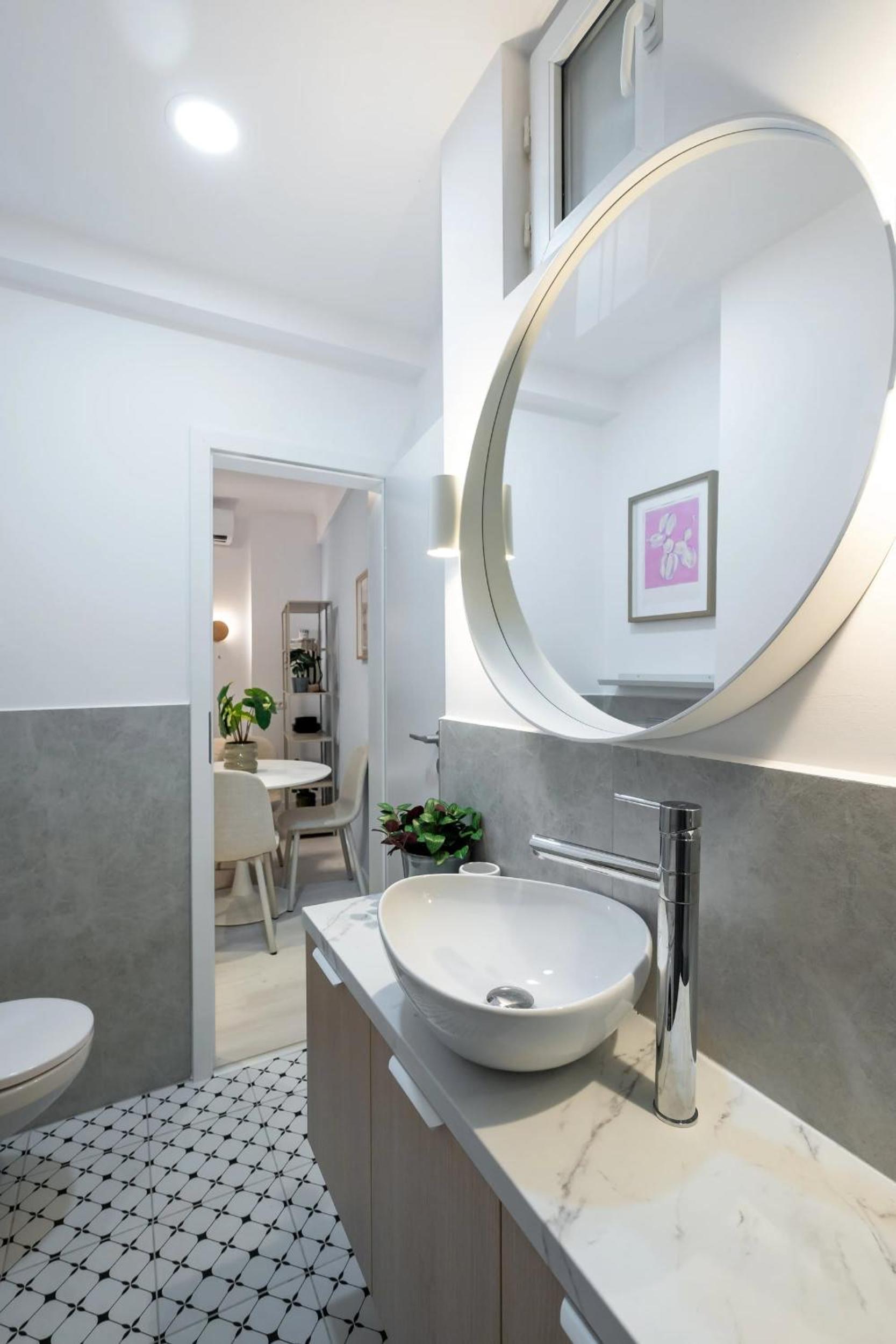 Perfect City Base - Steps from Piata Universitatii
