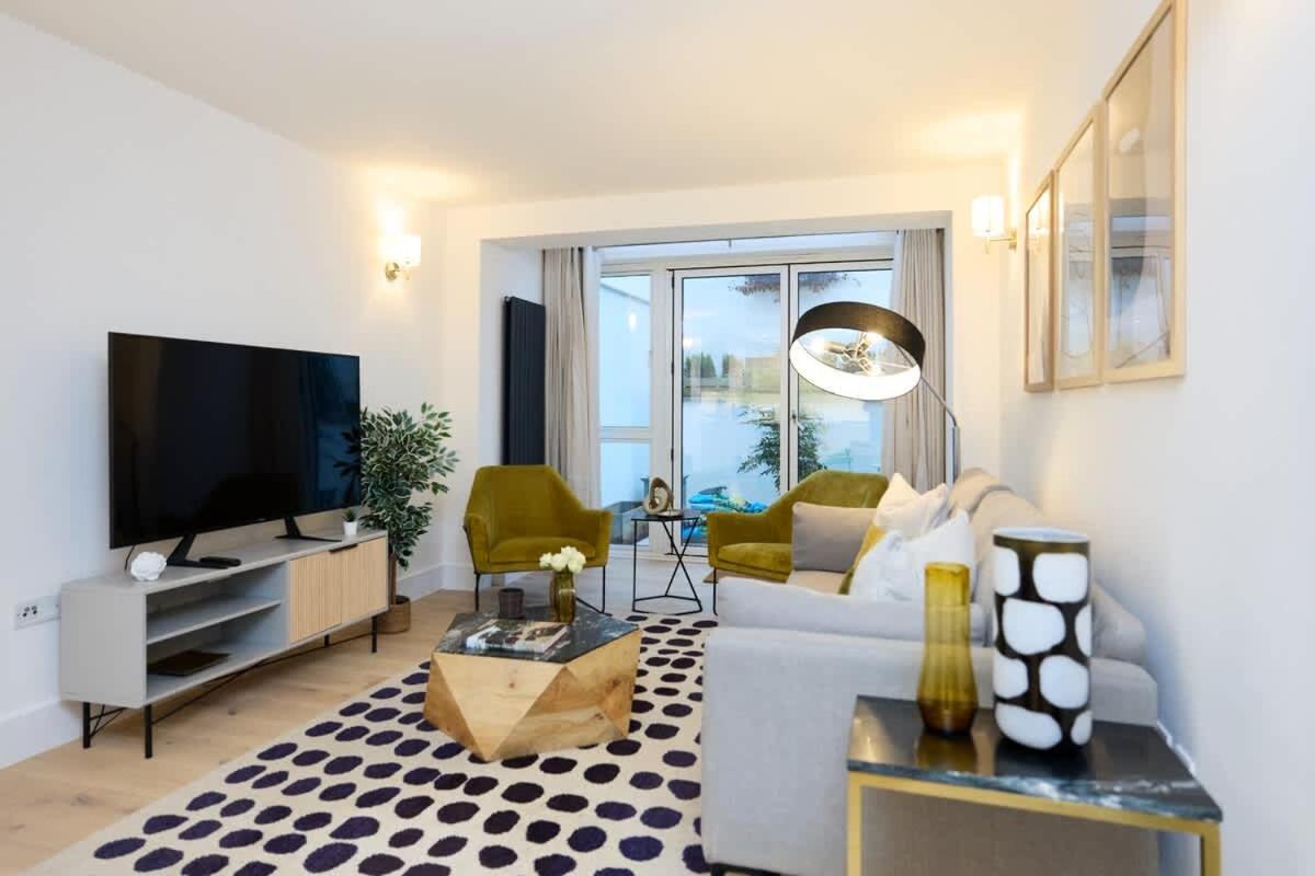The Melbray Gem - 2BDR Apartment with Courtyard